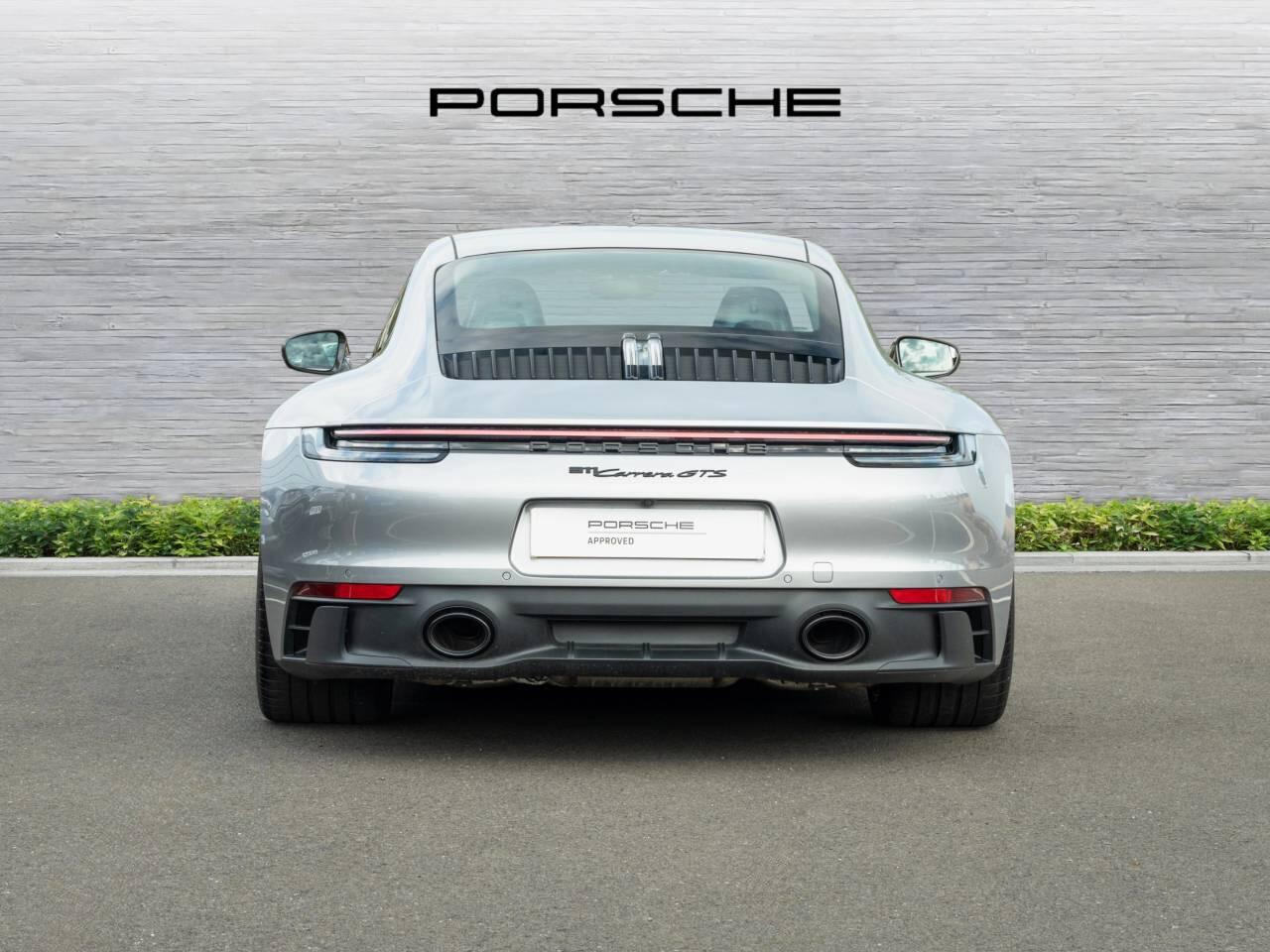 Porsche 911 view 7