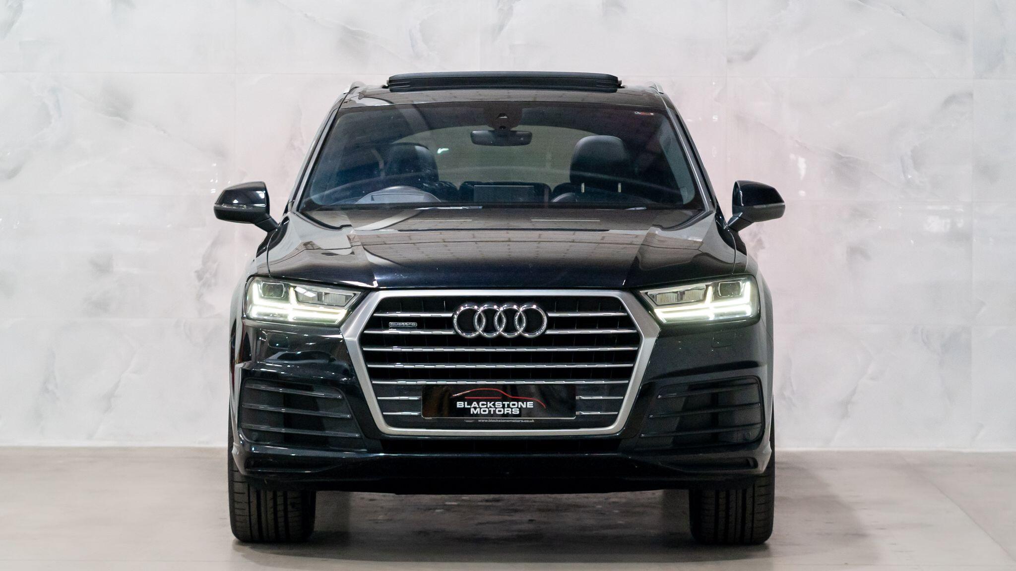 Audi Q7 view 4