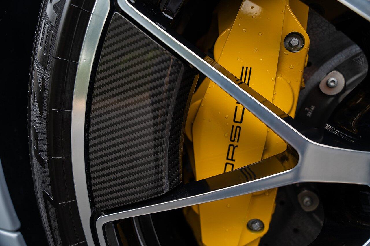 Porsche 911 view 8