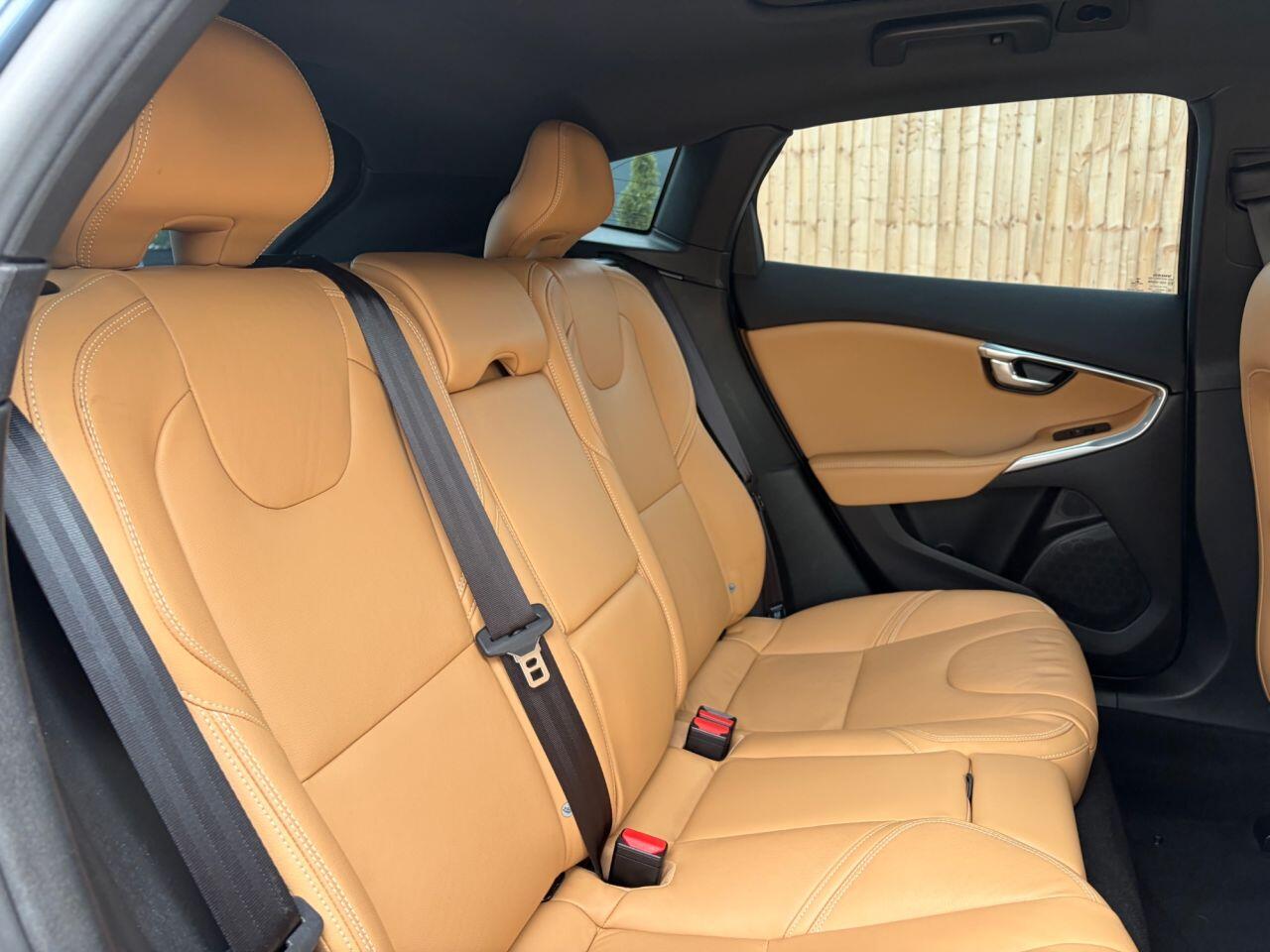 Volvo V40 Cross Country view 22