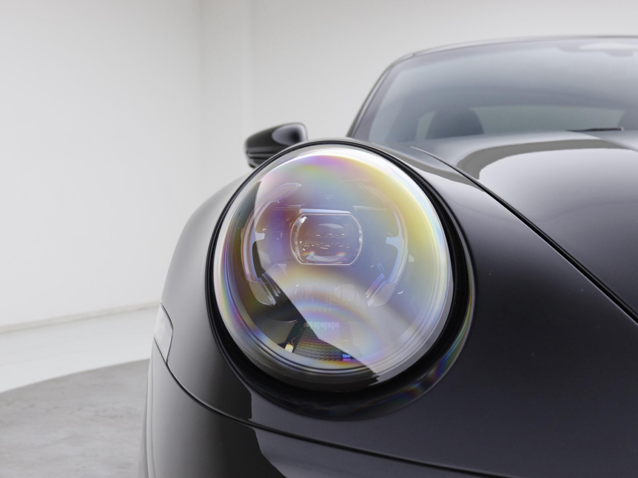 Porsche 911 view 7