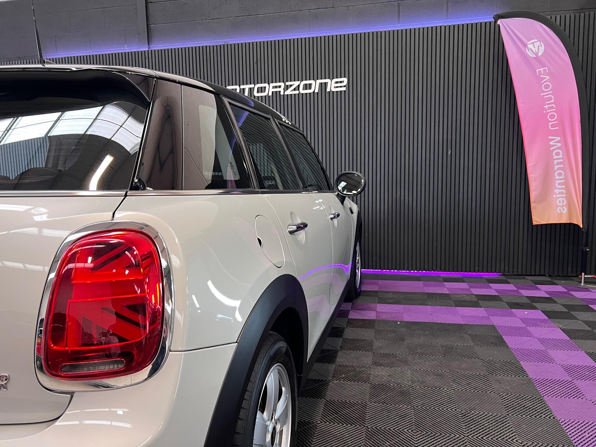 Mini Hatch view 39