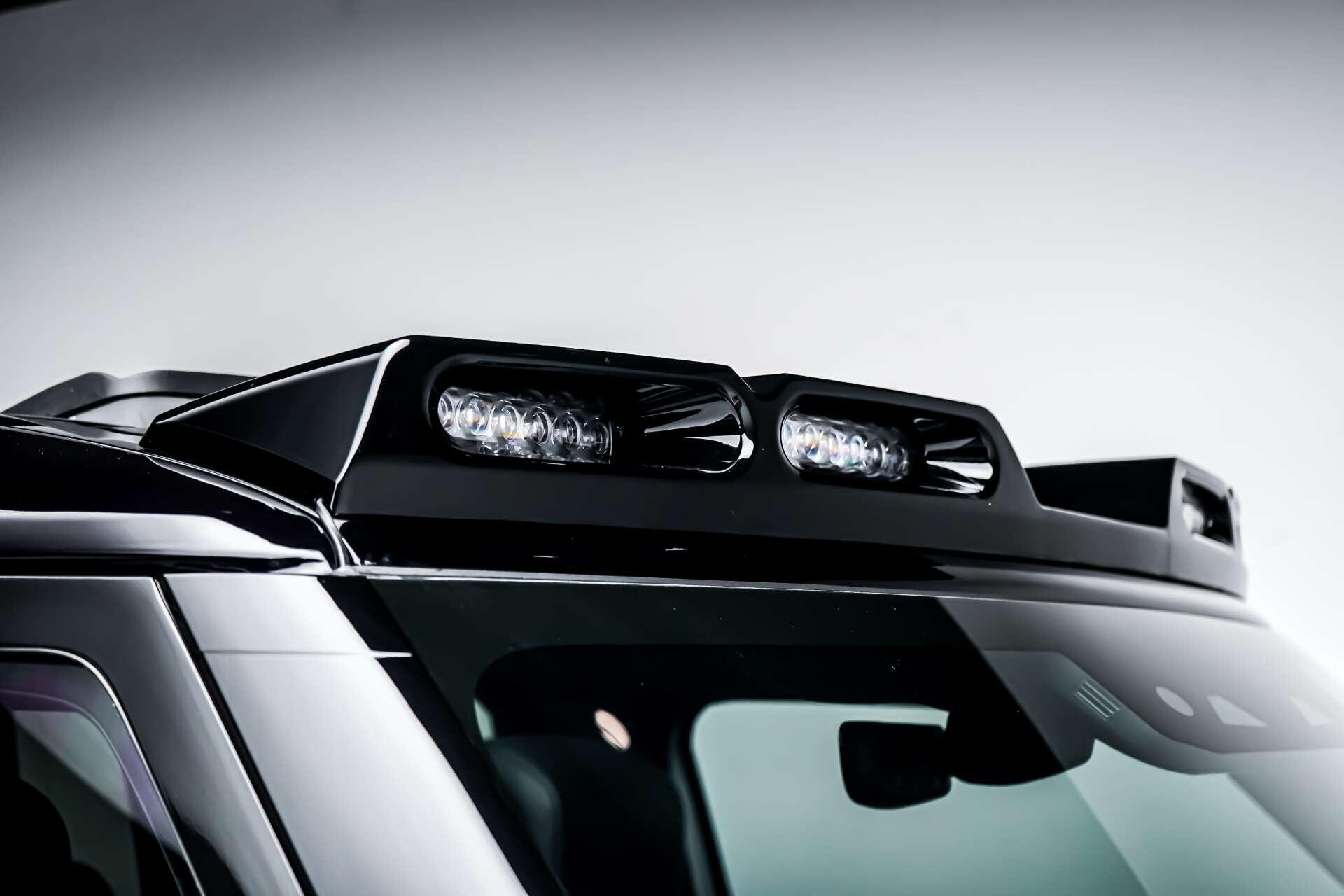 Land Rover Defender 90 view 16