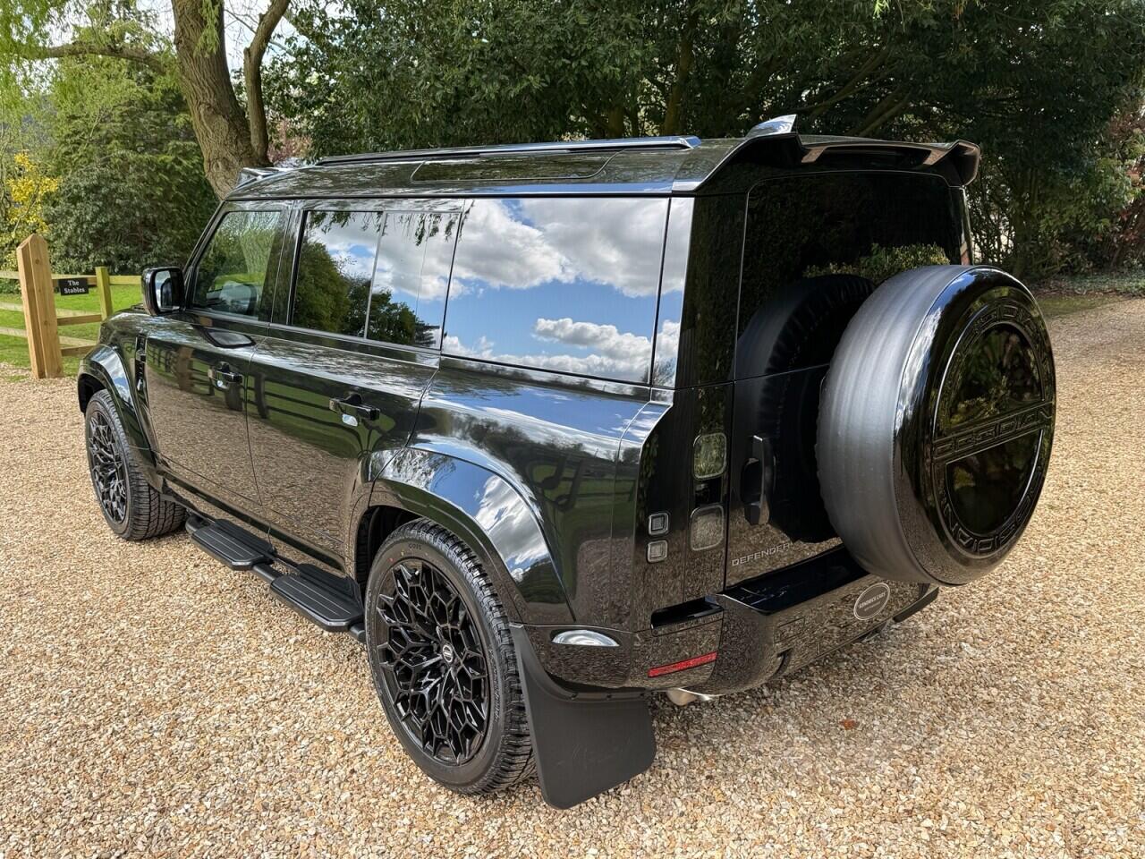 Land Rover Defender 110 view 23