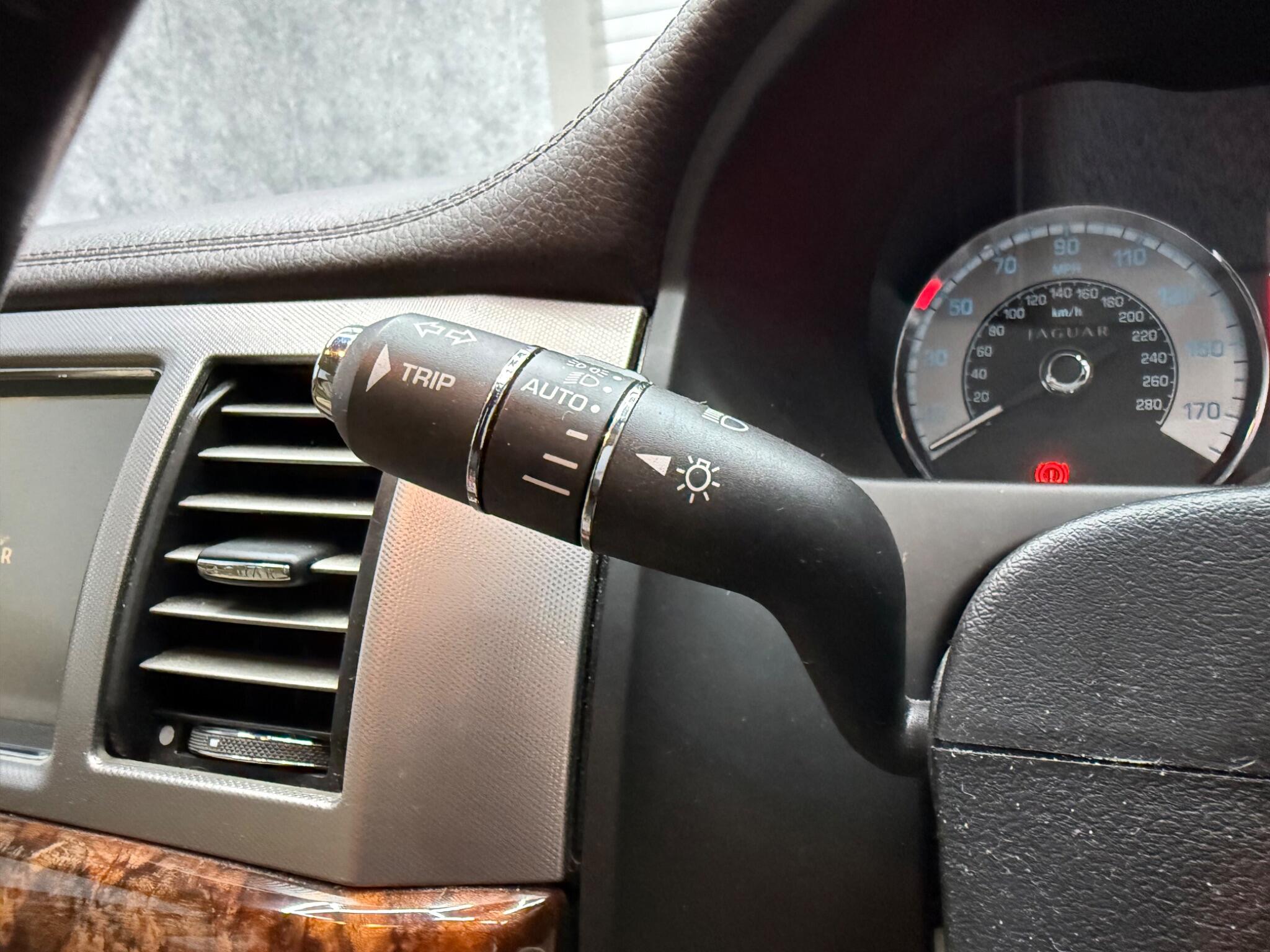 Jaguar XF view 19