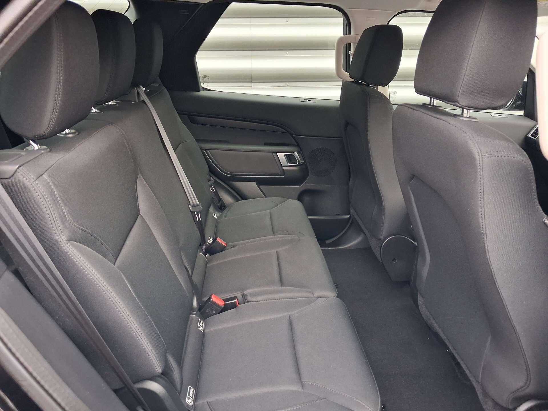 Land Rover Discovery view 30