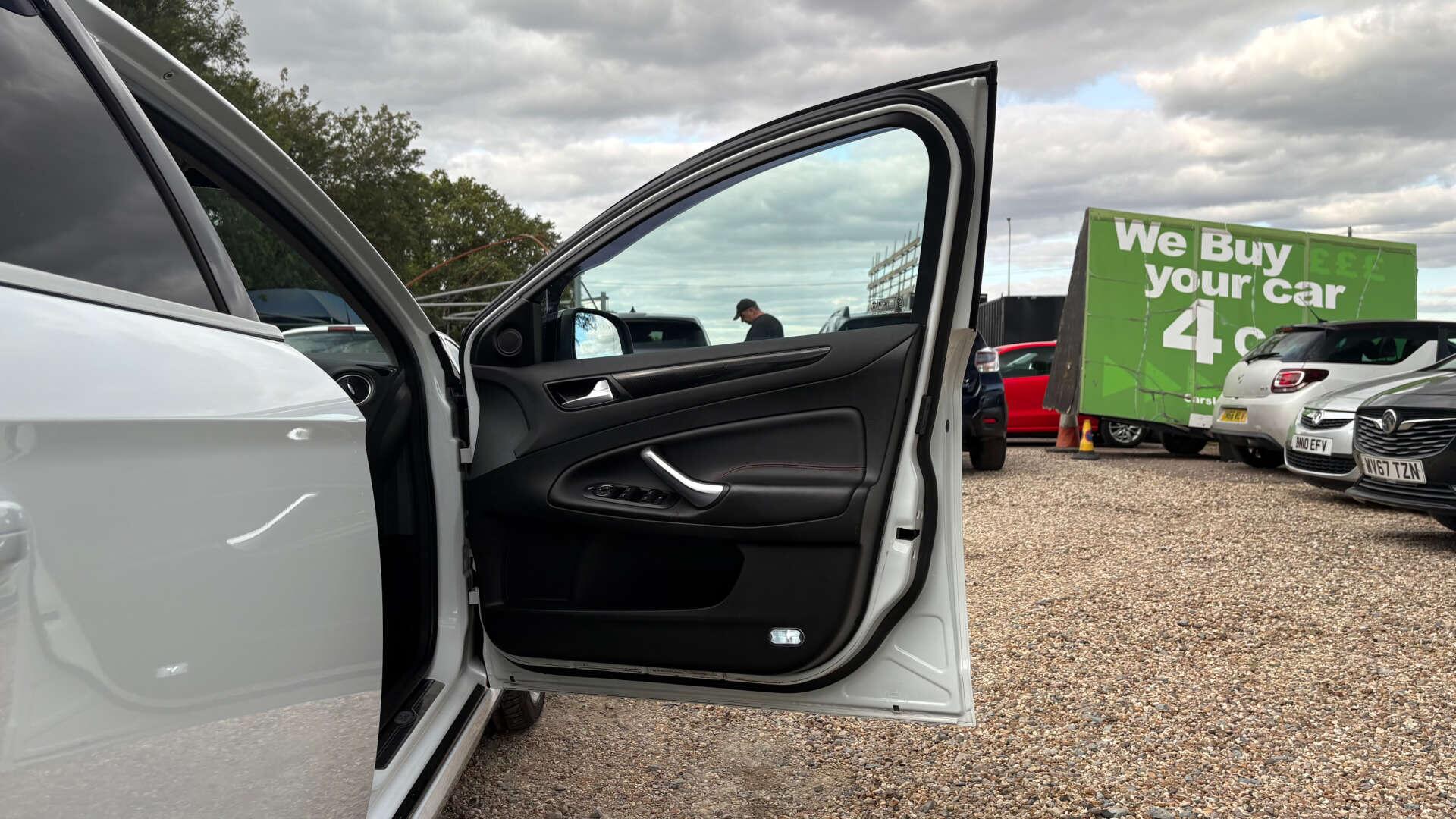Ford Mondeo view 38