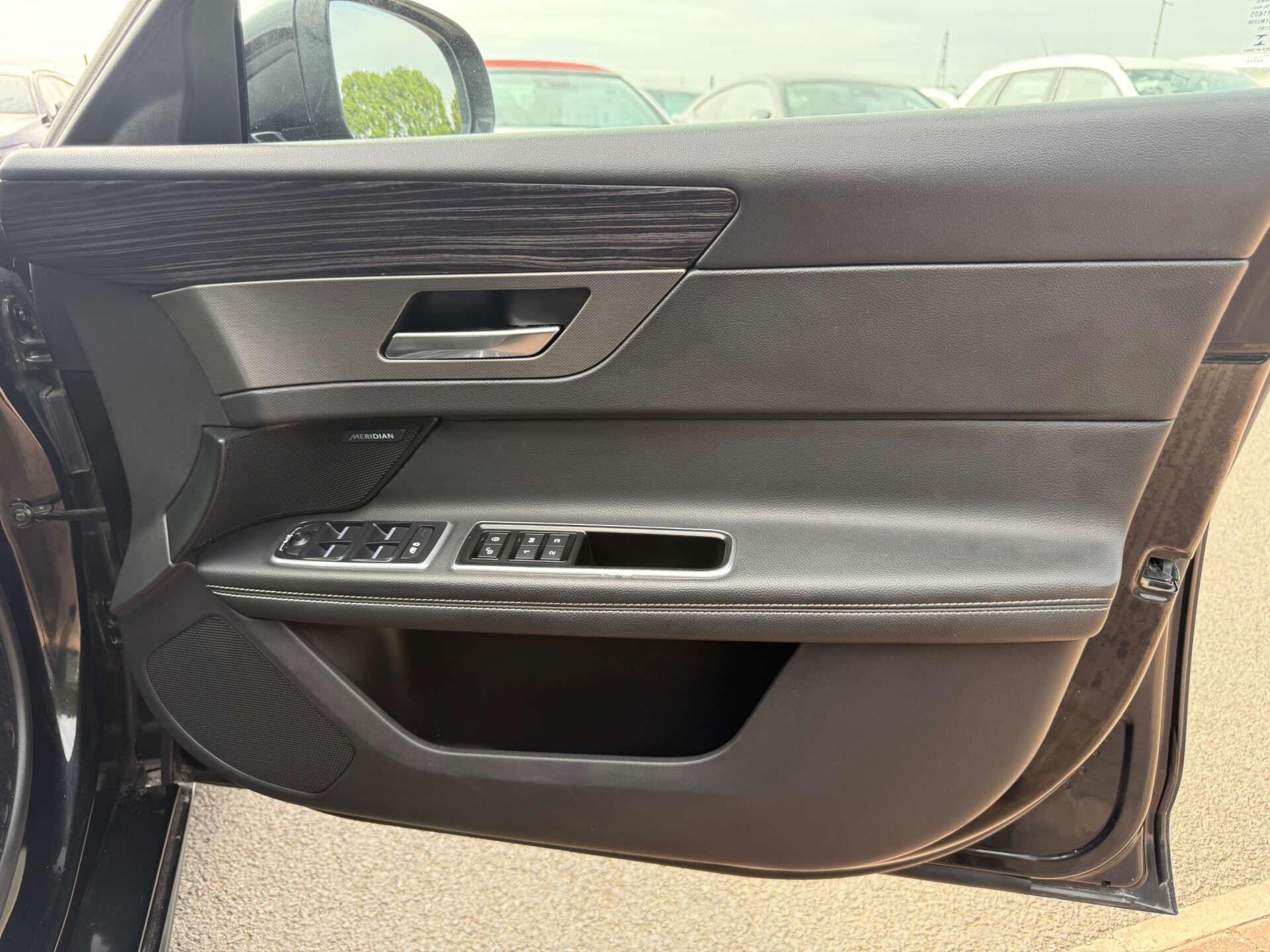 Jaguar XF view 24