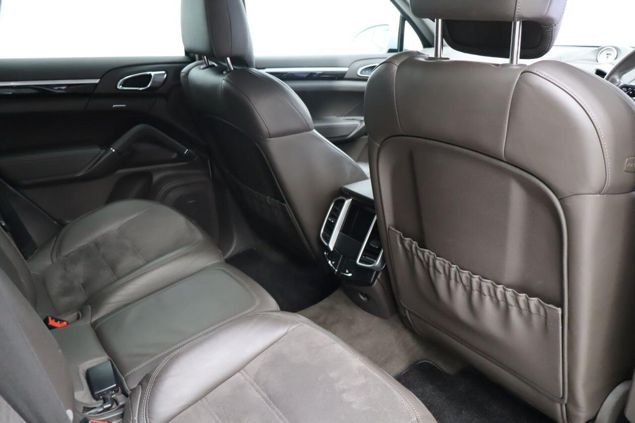 Porsche Cayenne view 11