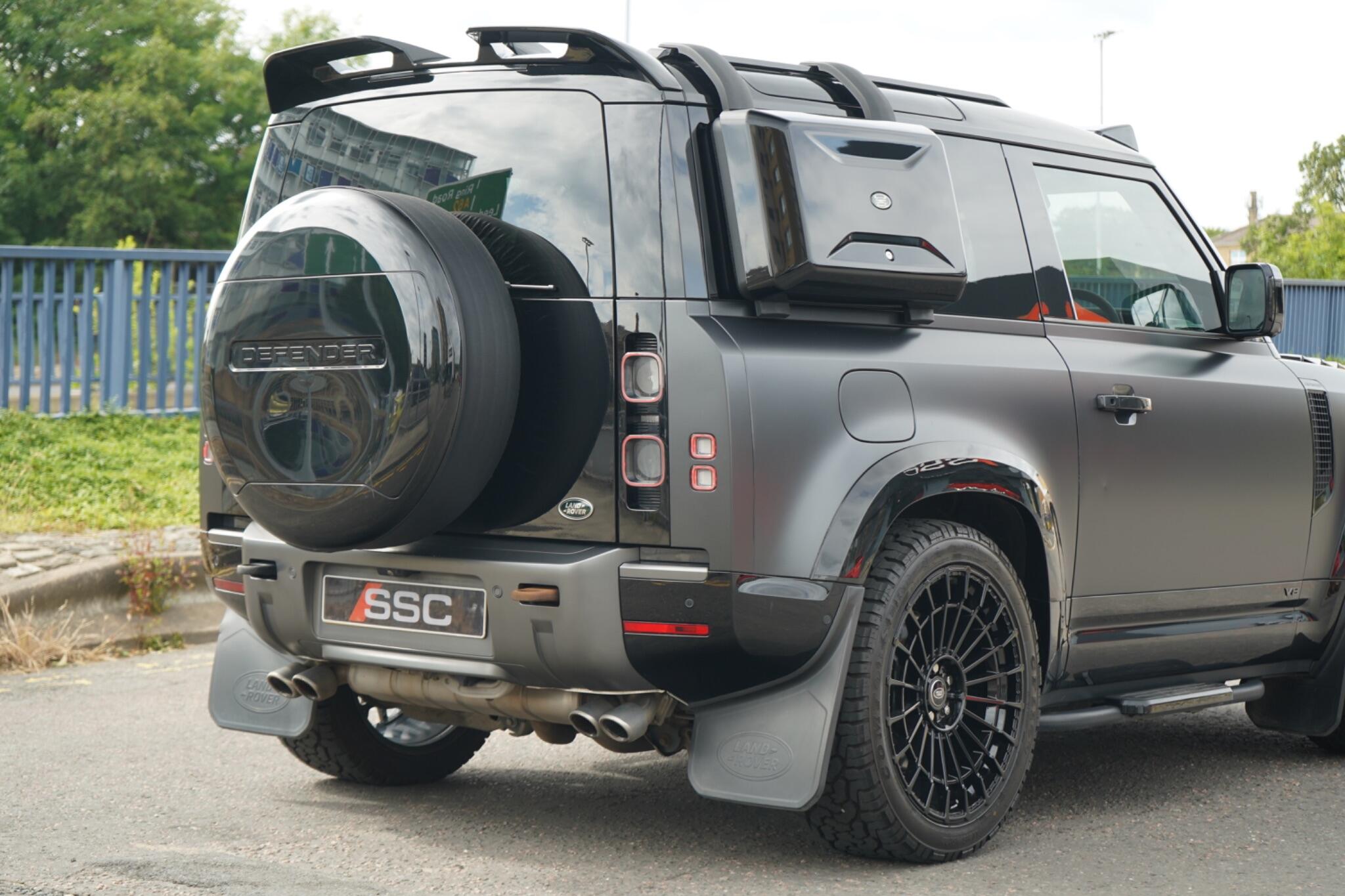 Land Rover Defender 90 view 16