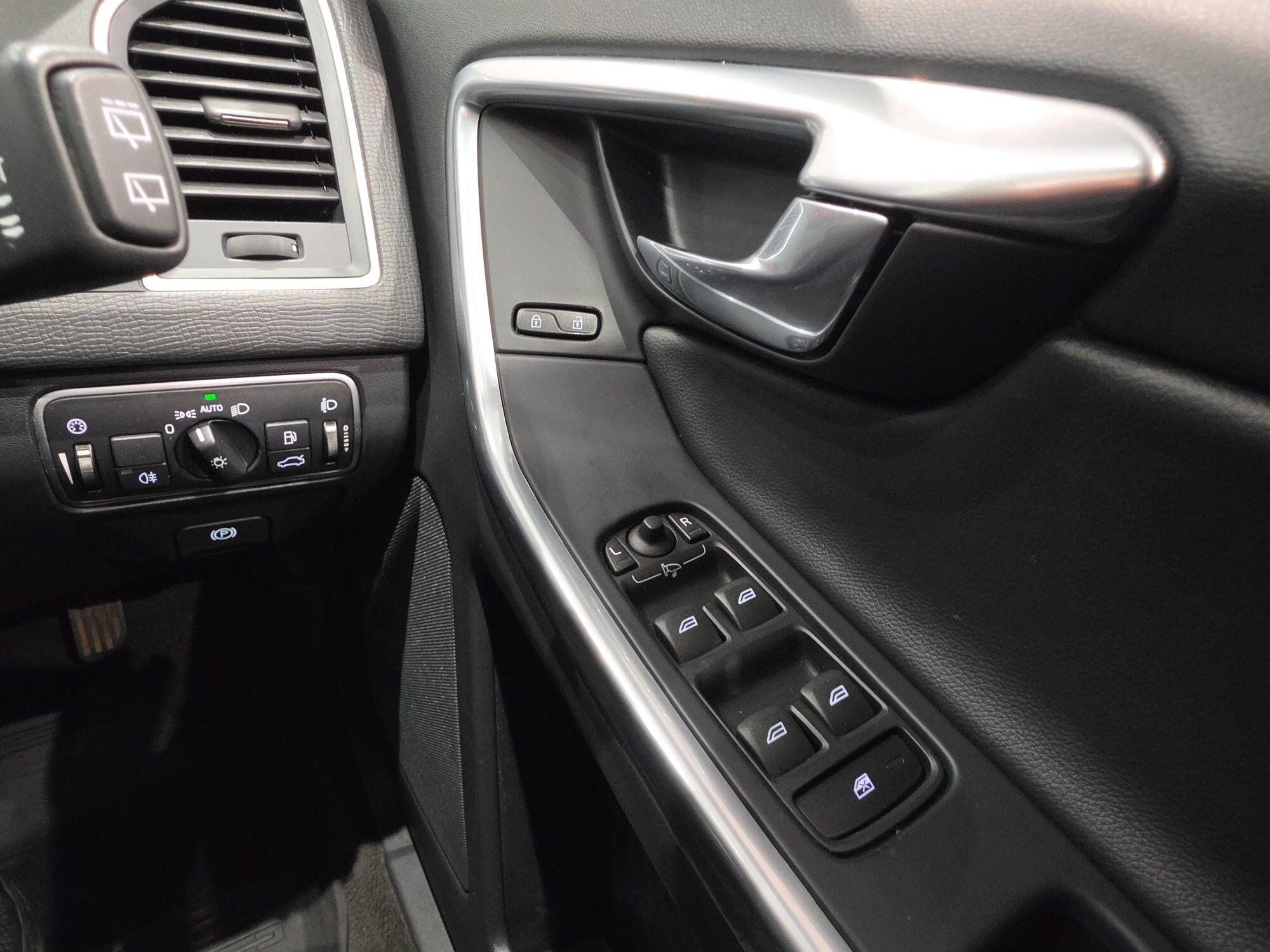 Volvo XC60 view 44