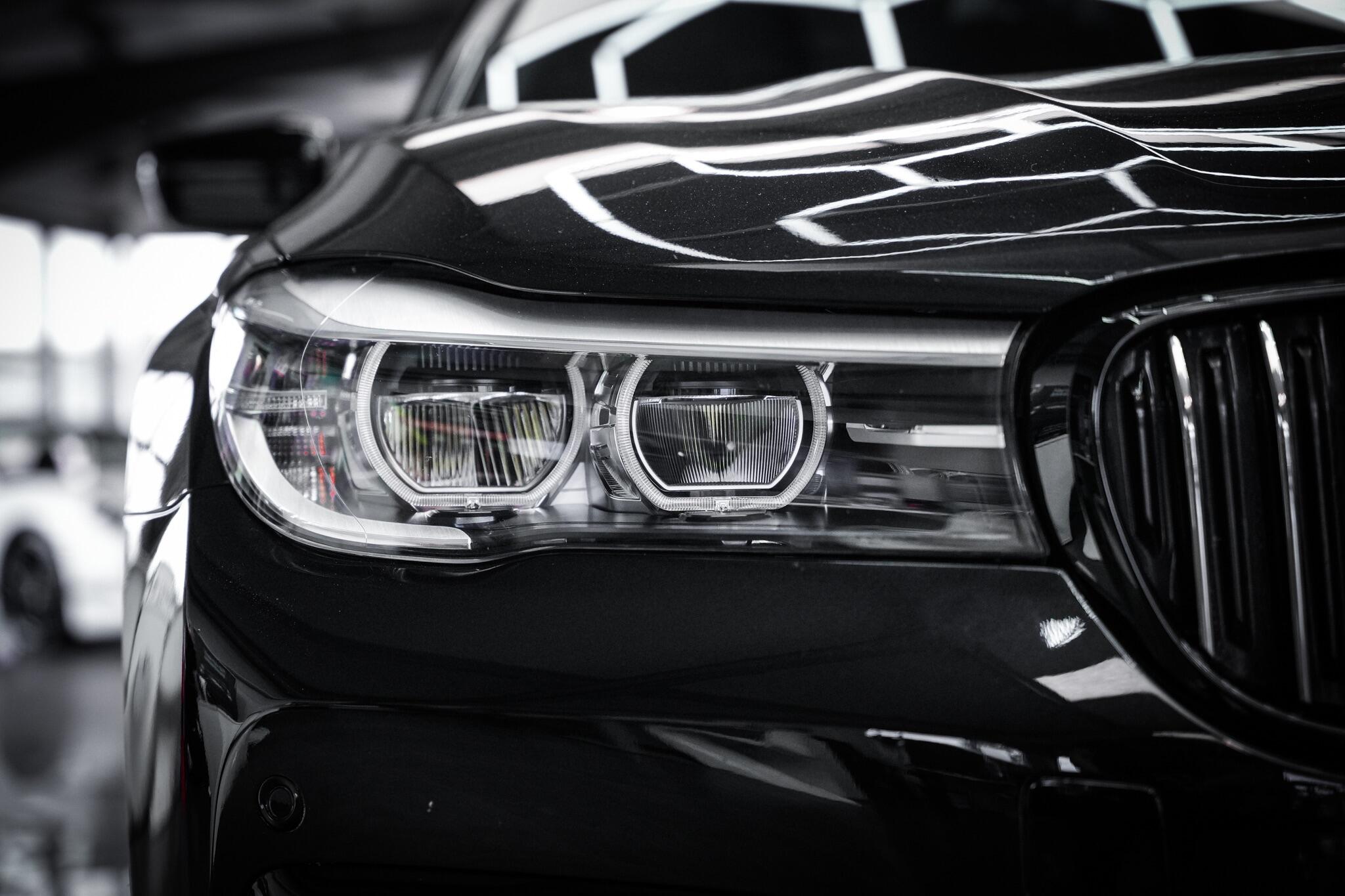 BMW 7 Series view 32