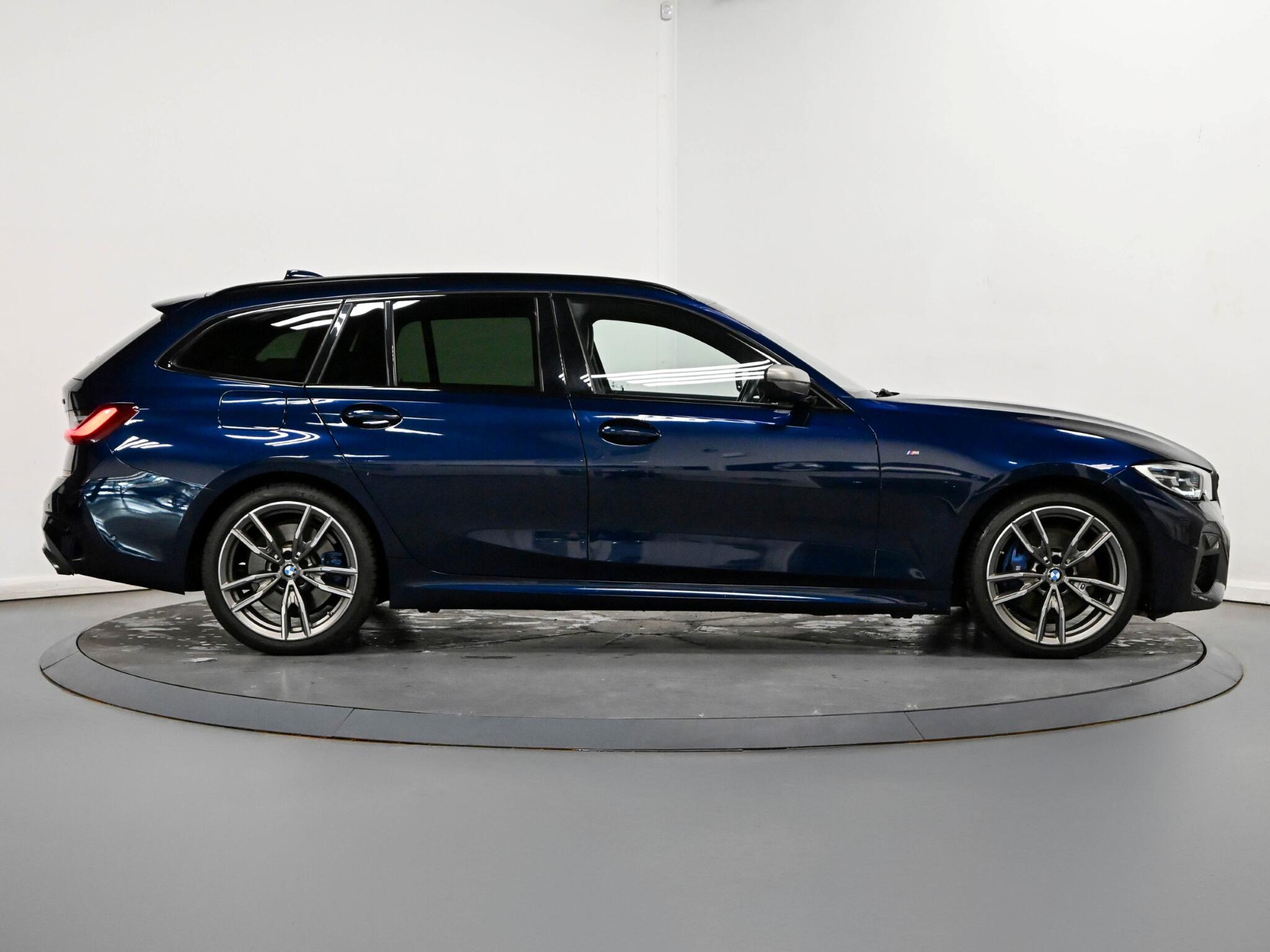 BMW 3 Series view 24