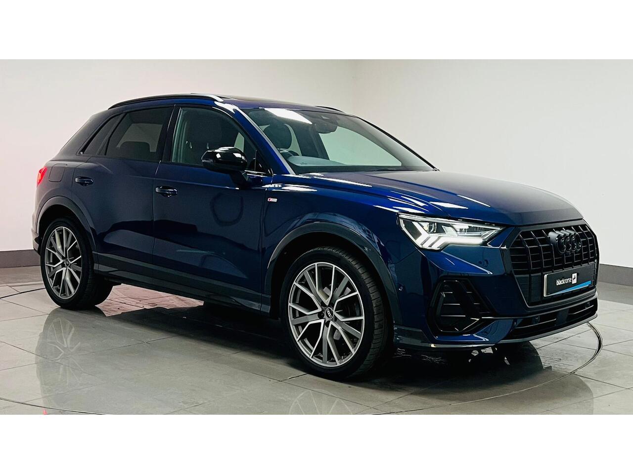 Audi Q3 view 10