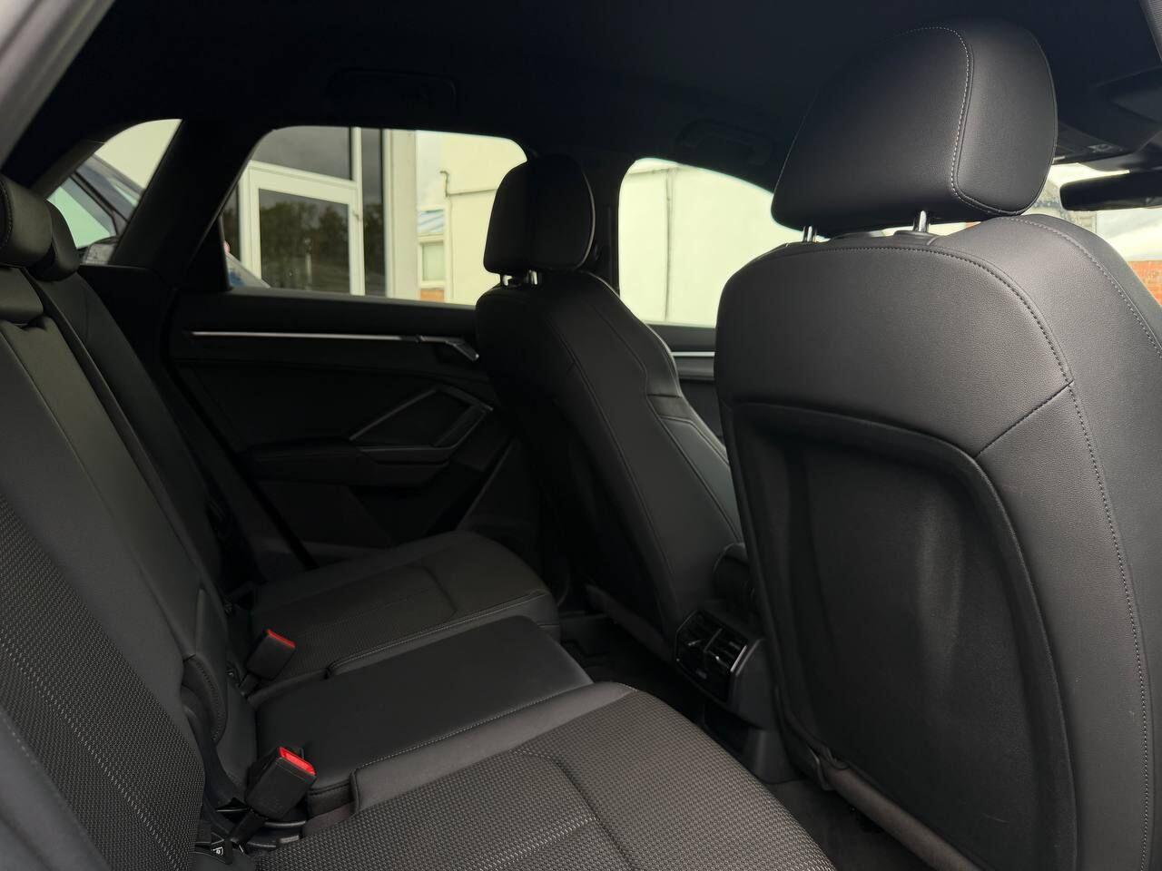 Audi Q3 view 14