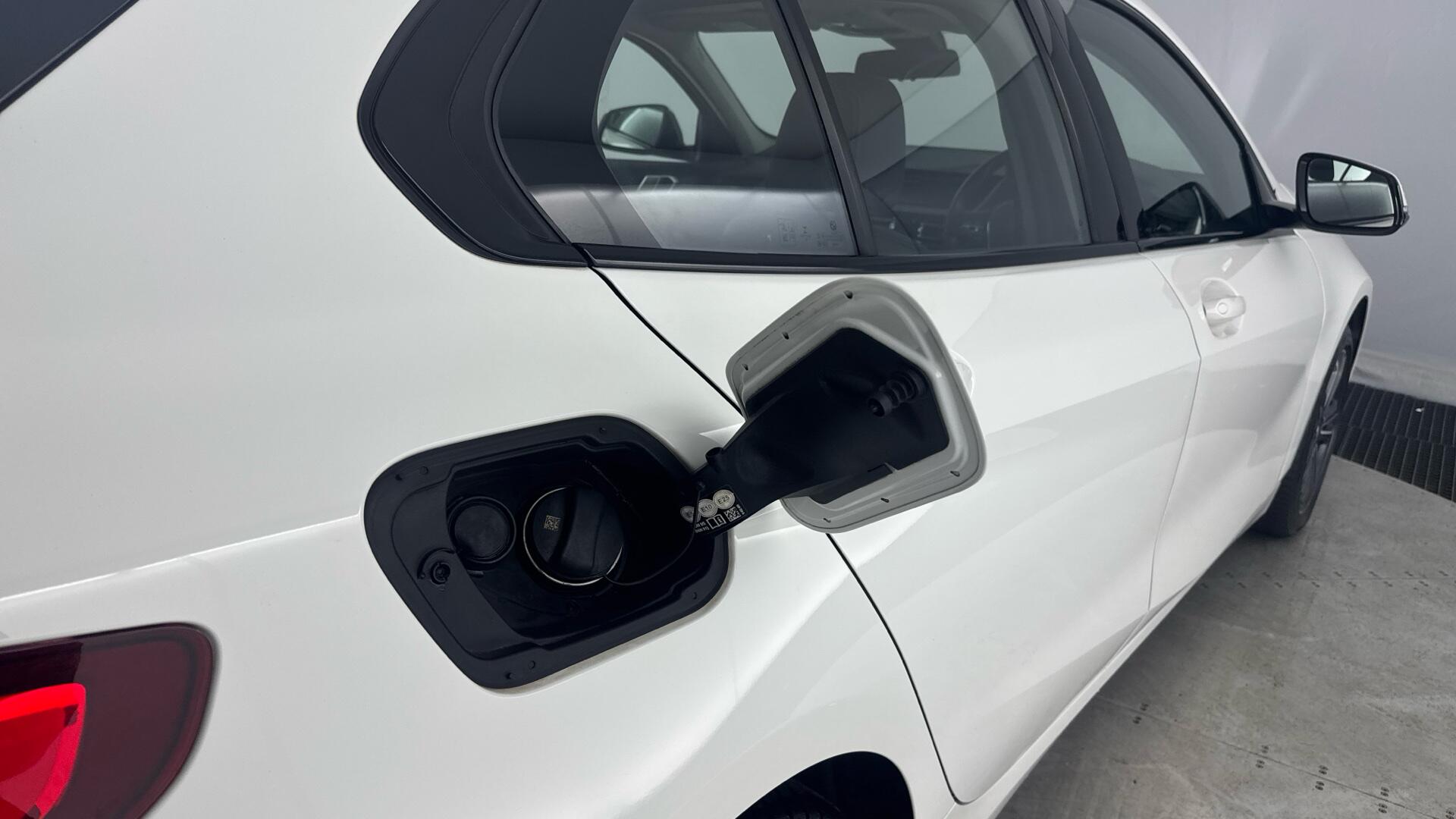BMW 1 Series view 18