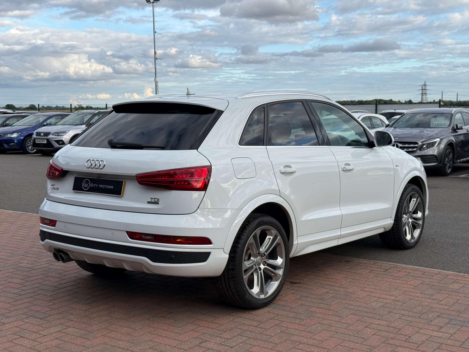 Audi Q3 view 21