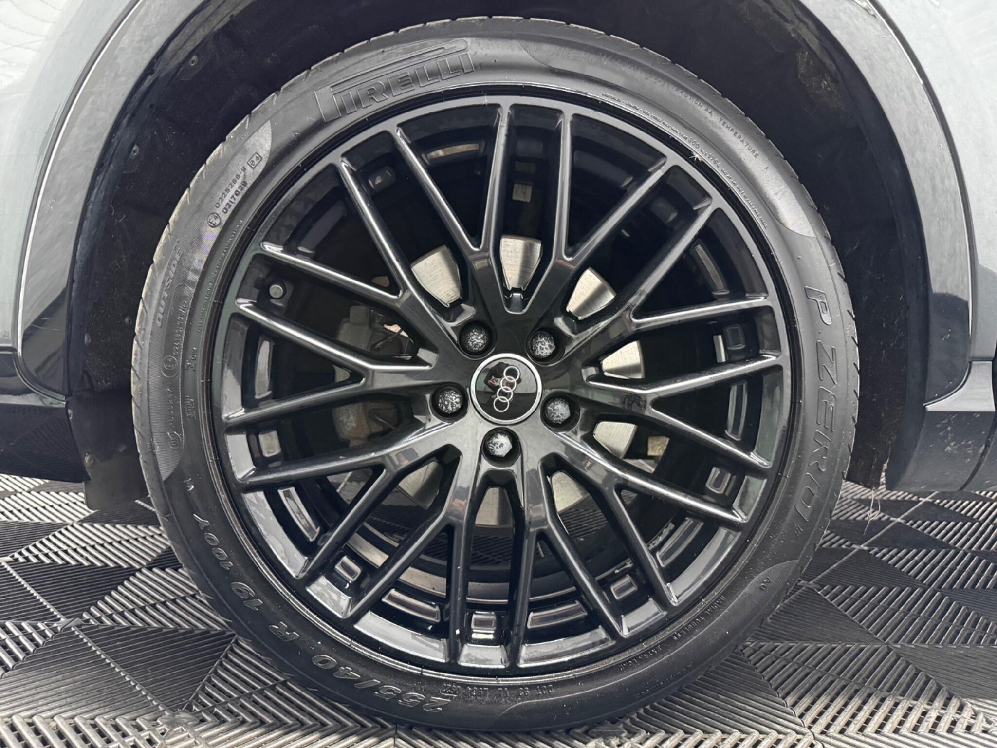 Audi Q3 view 26