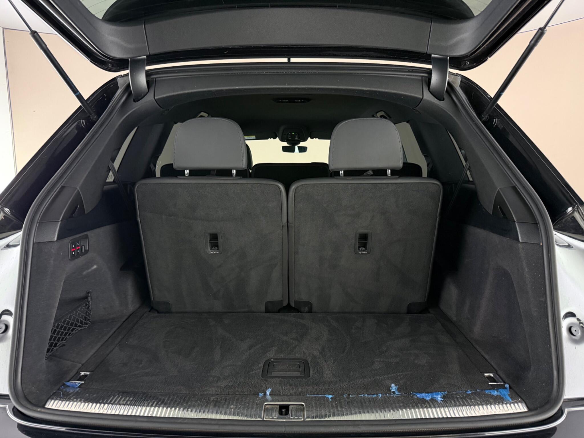 Audi Q7 view 10