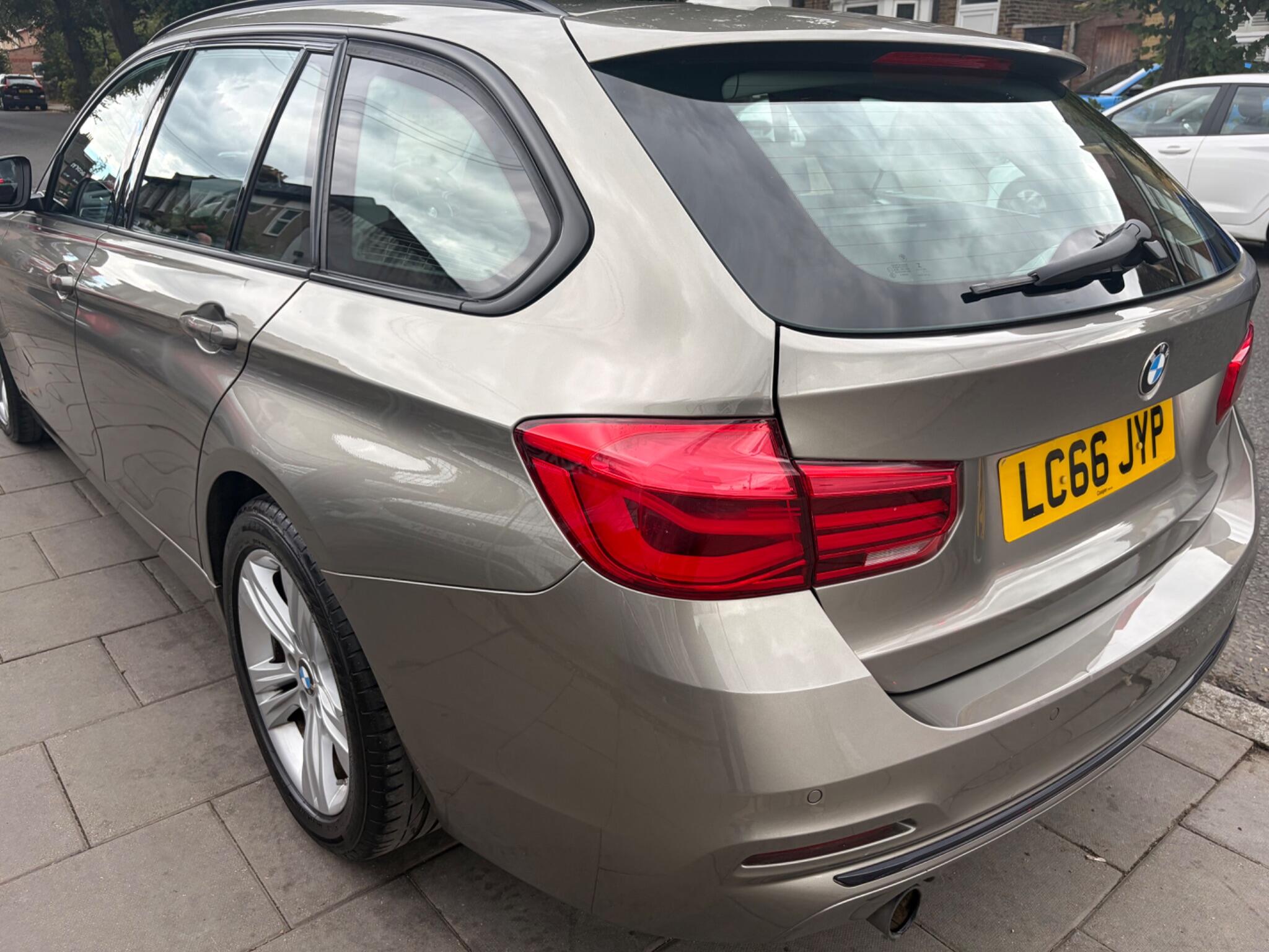 BMW 3 Series view 30