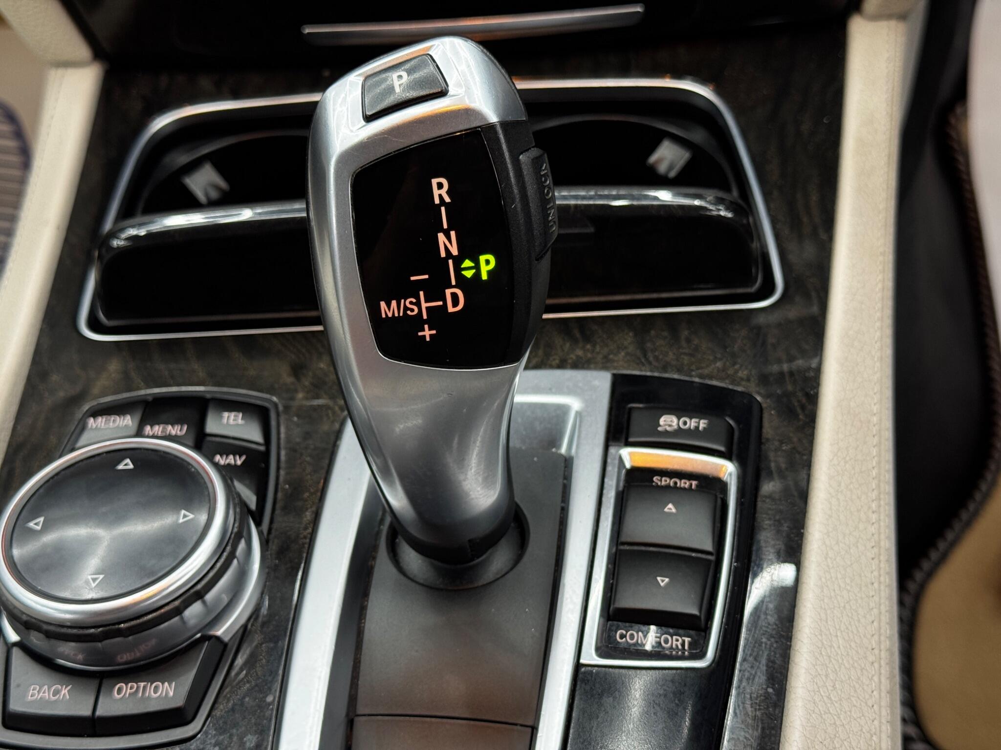 BMW 7 Series view 25
