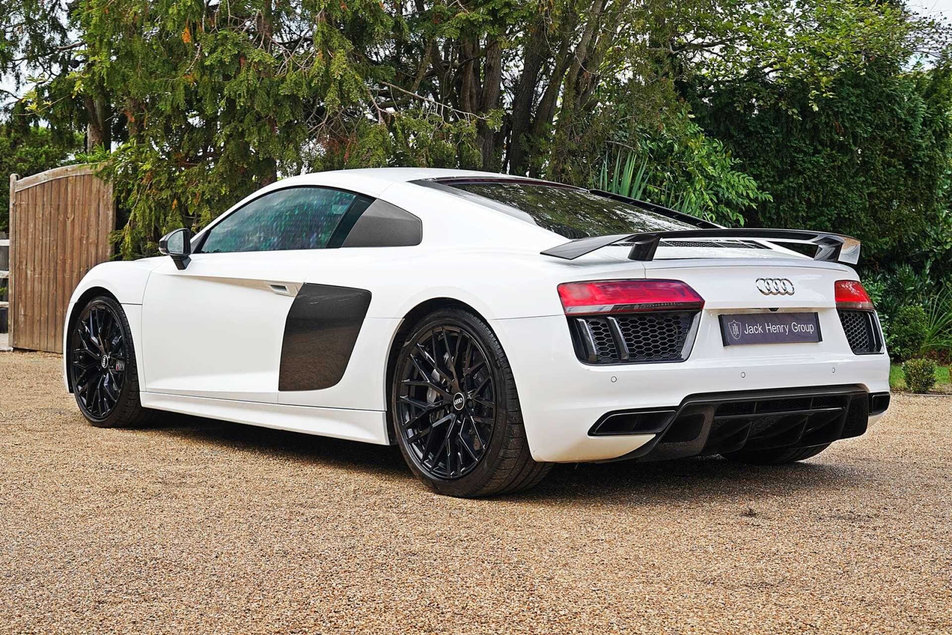 Audi R8 view 4
