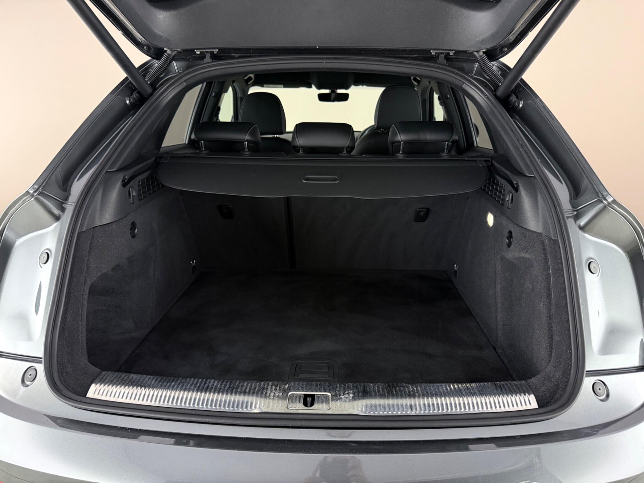 Audi Q3 view 10