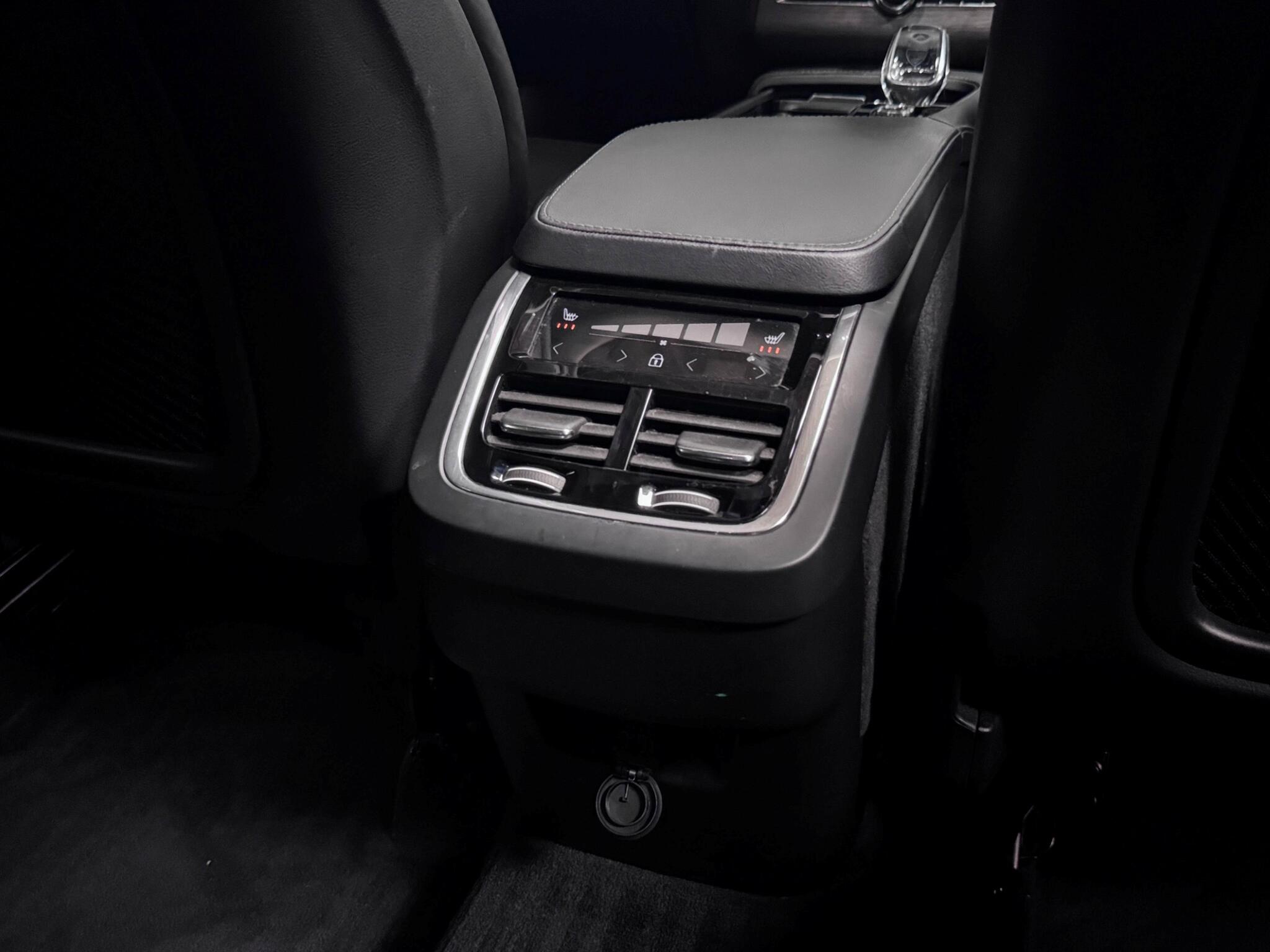 Volvo XC90 view 24