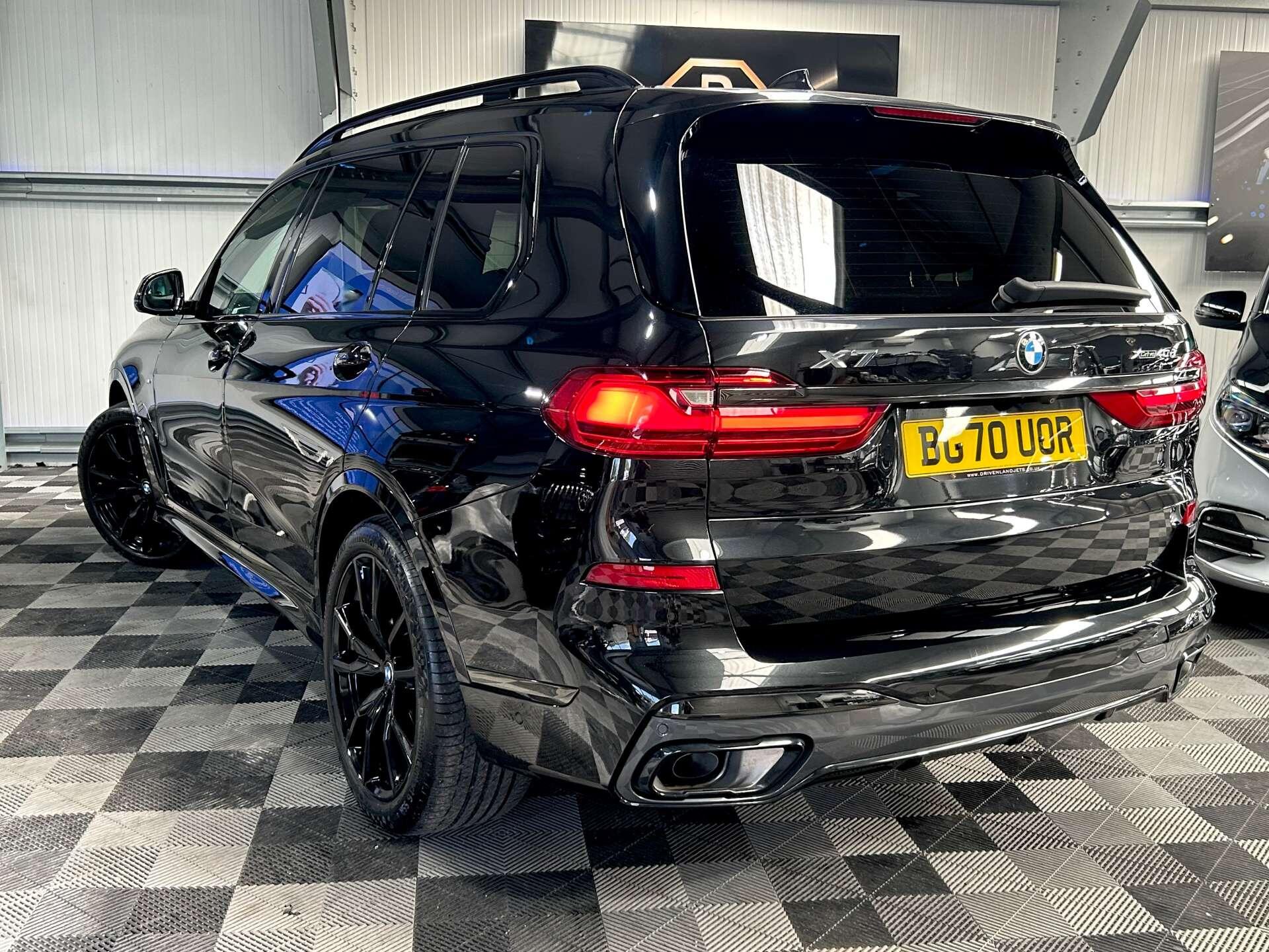 BMW X7 view 3