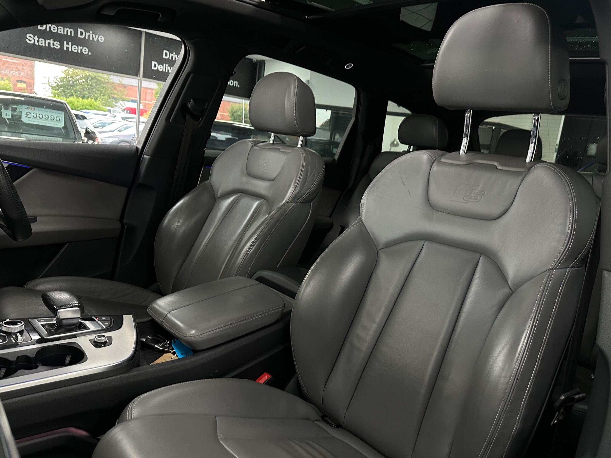 Audi Q7 view 43