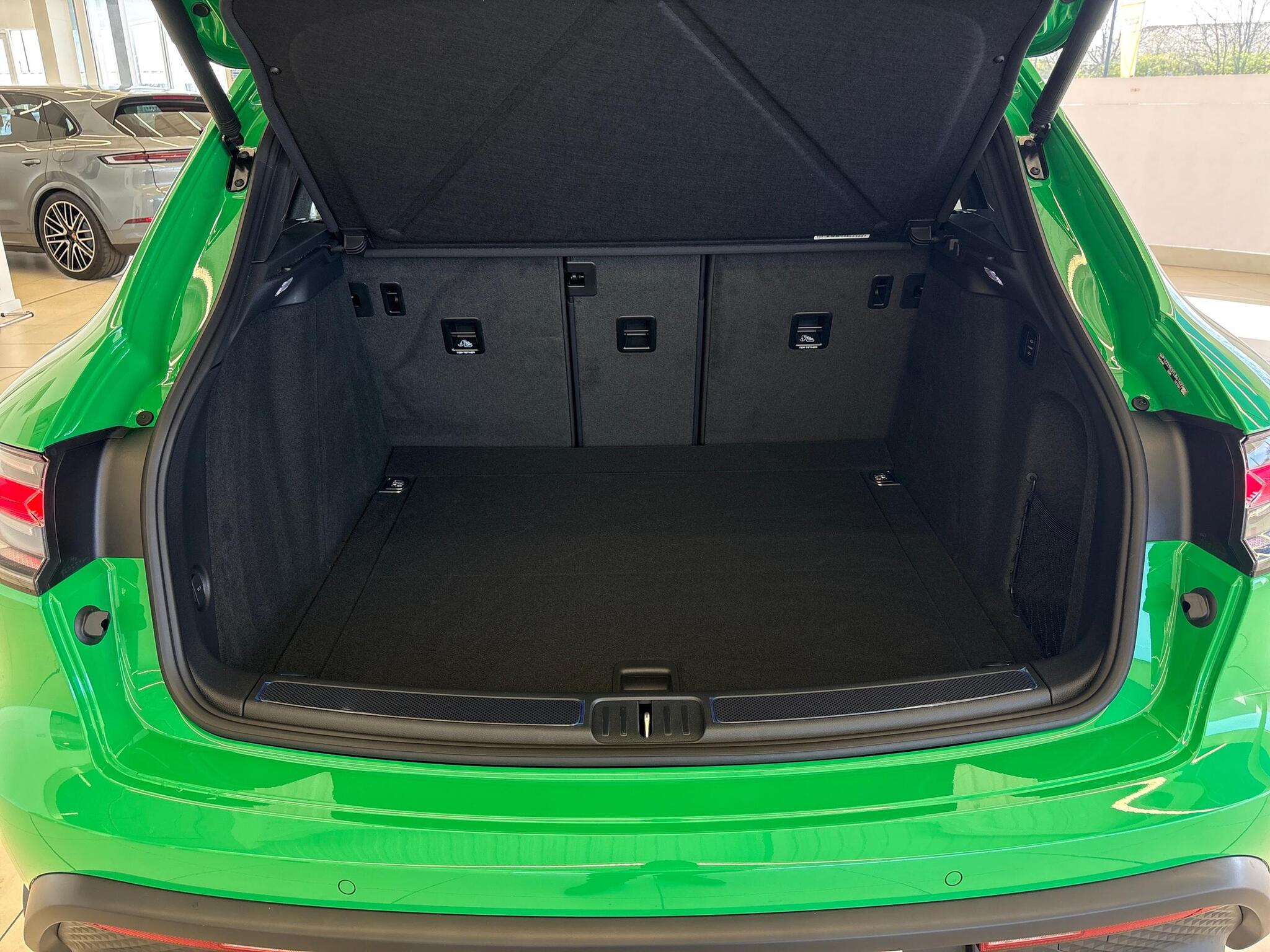 Porsche Macan view 19
