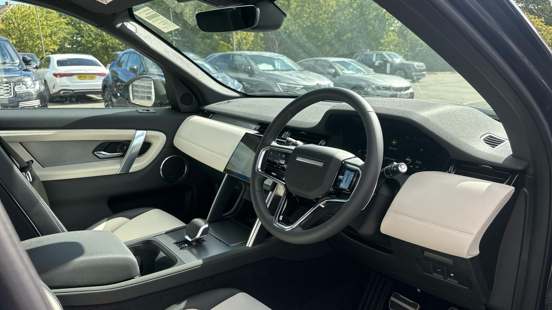 Land Rover Discovery Sport view 9