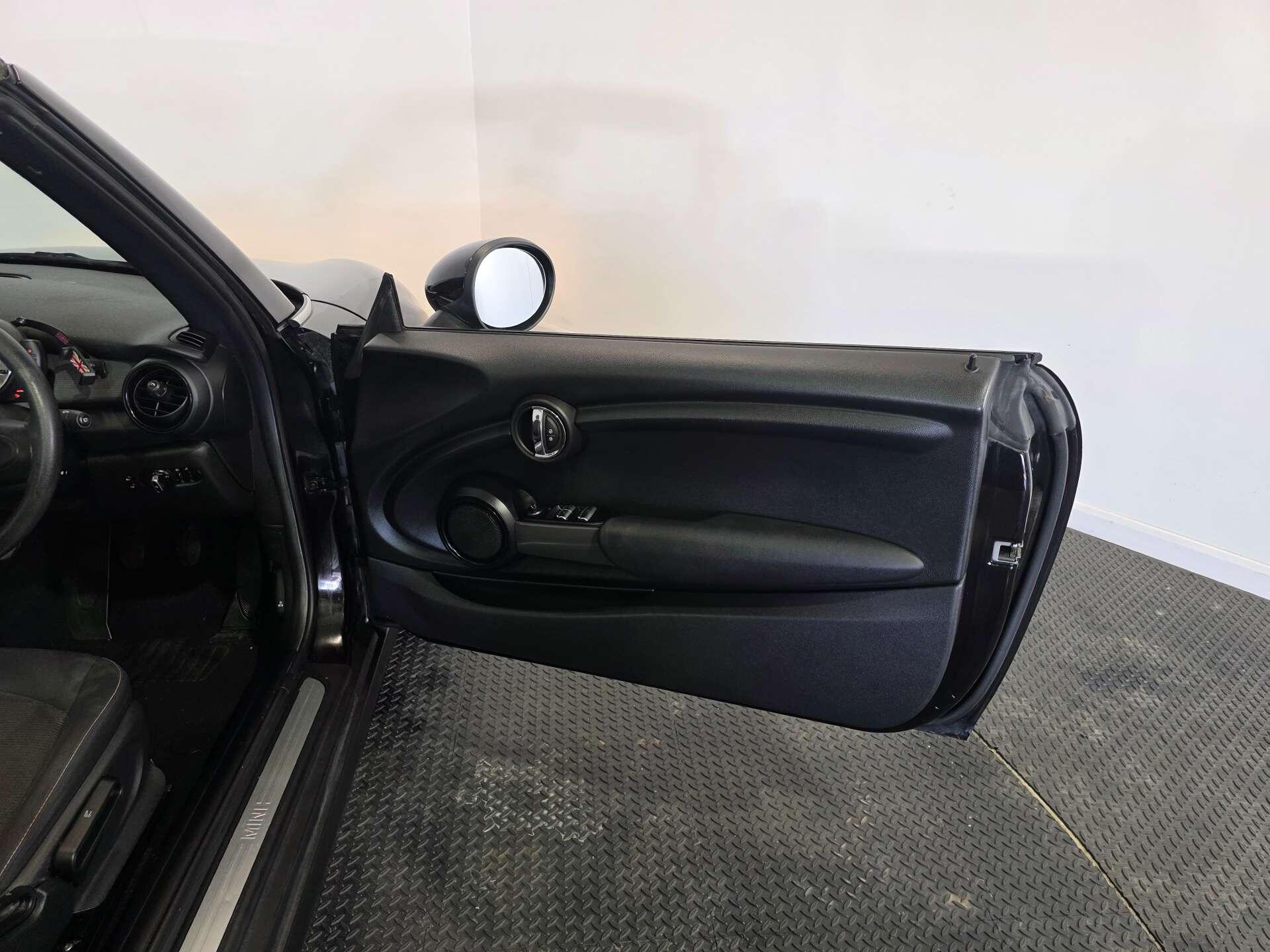 Mini Convertible view 14