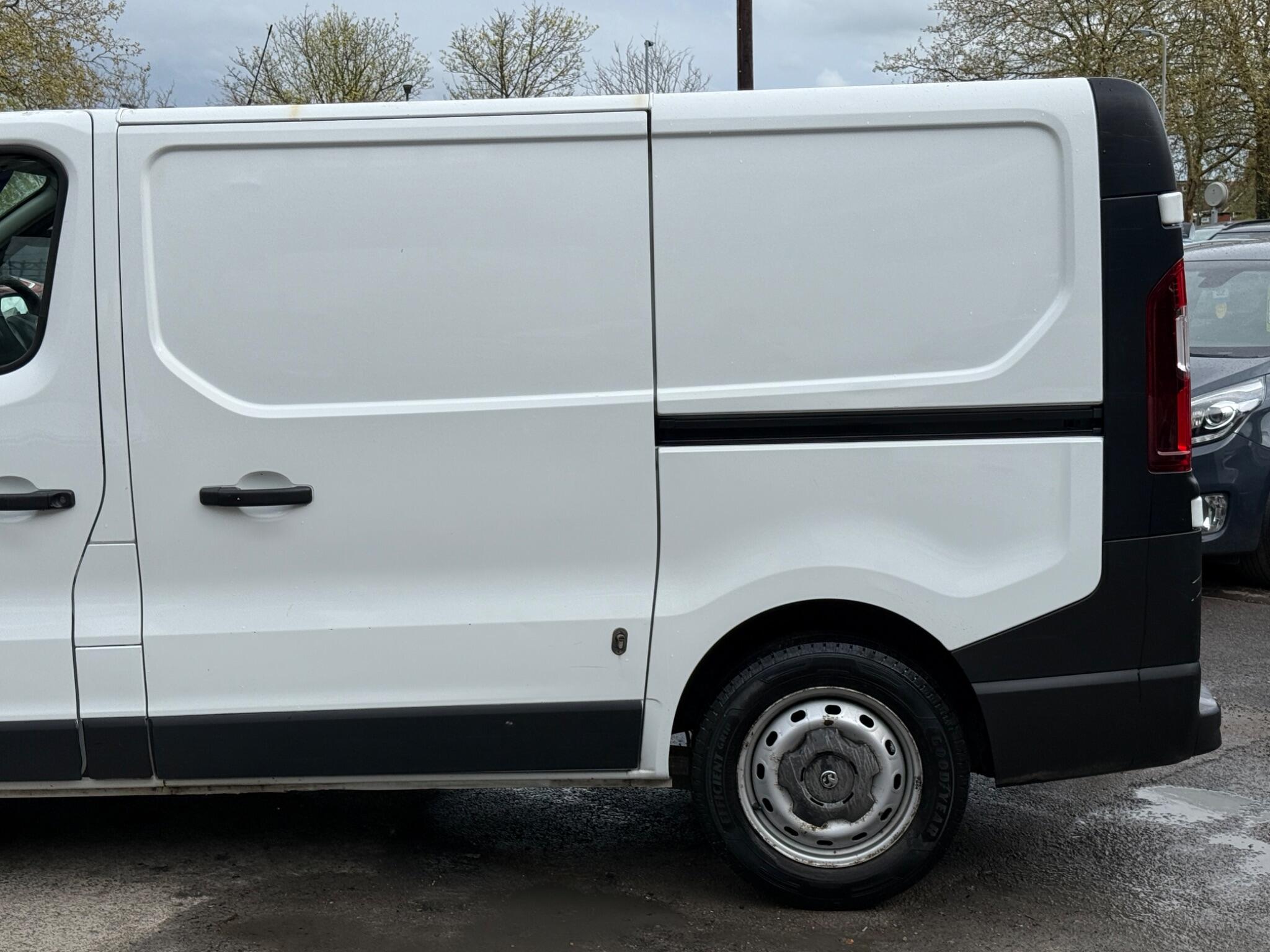 Vauxhall Vivaro - Image 13