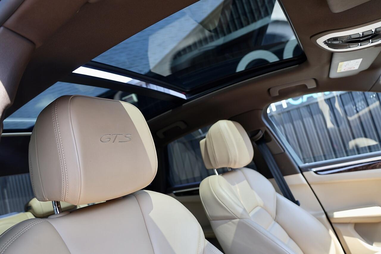 Porsche Macan view 16