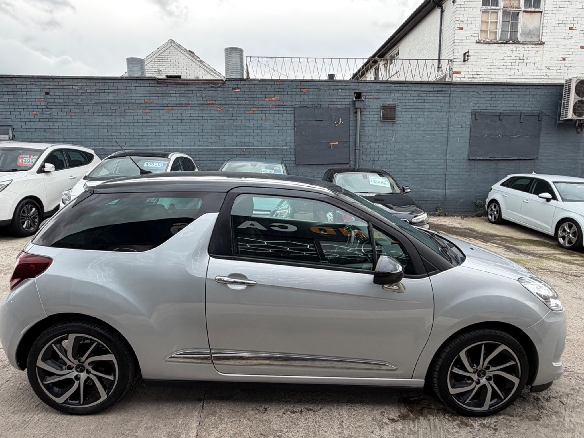 DS Automobiles DS 3 view 8