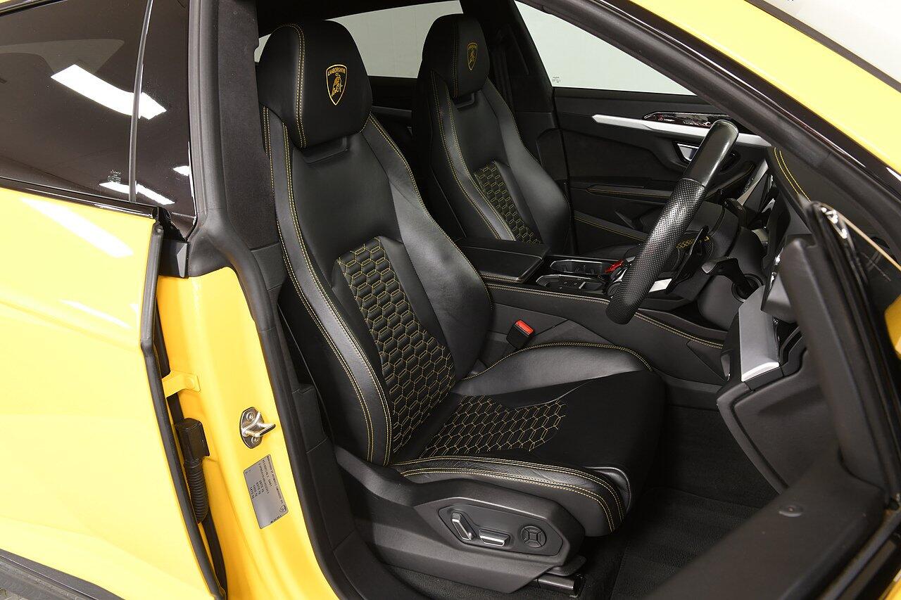 Lamborghini Urus view 3