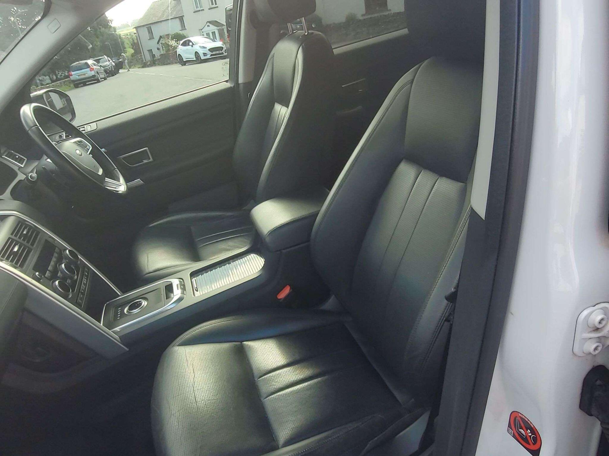 Land Rover Discovery Sport view 13