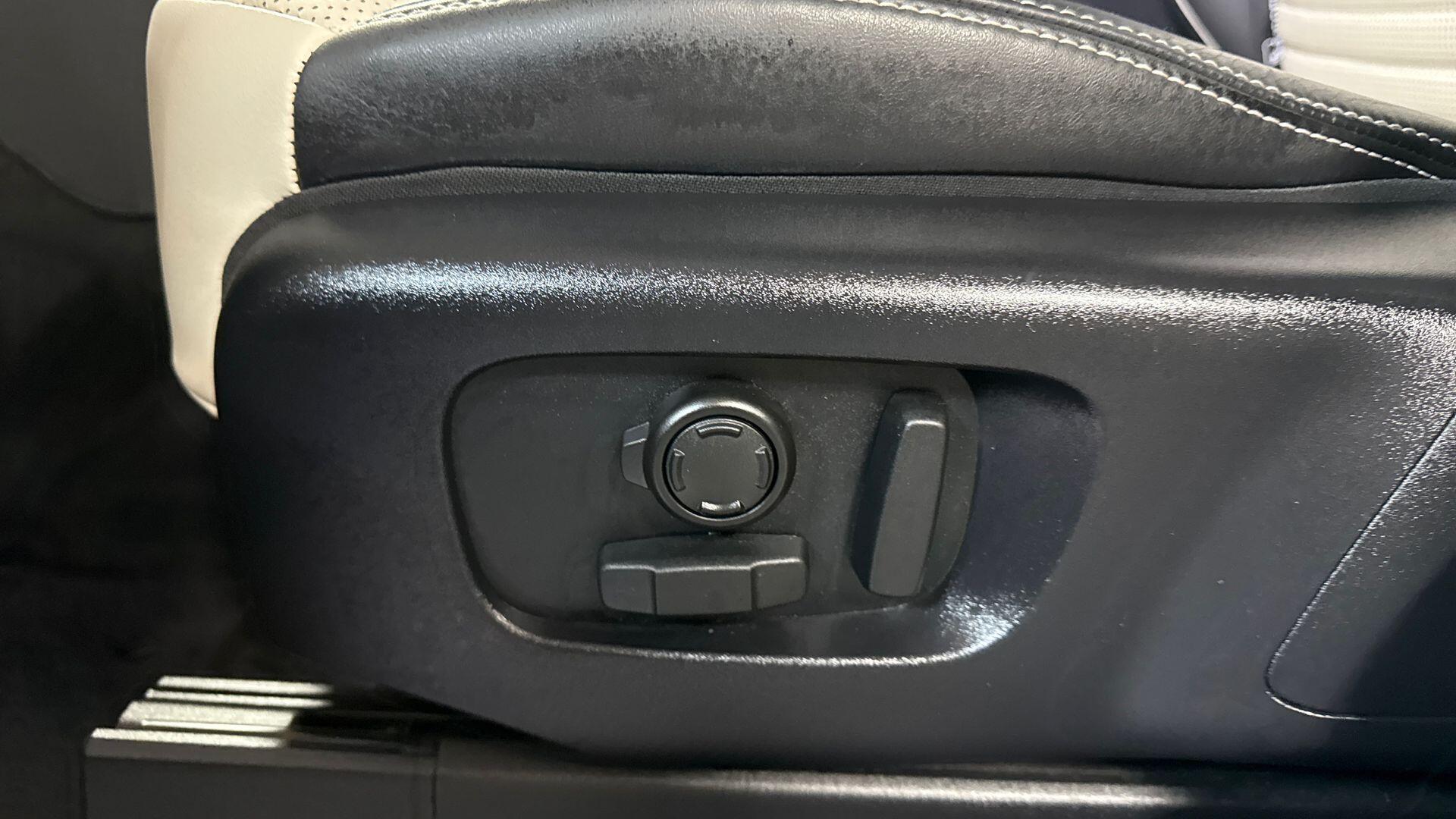 Land Rover Discovery view 24