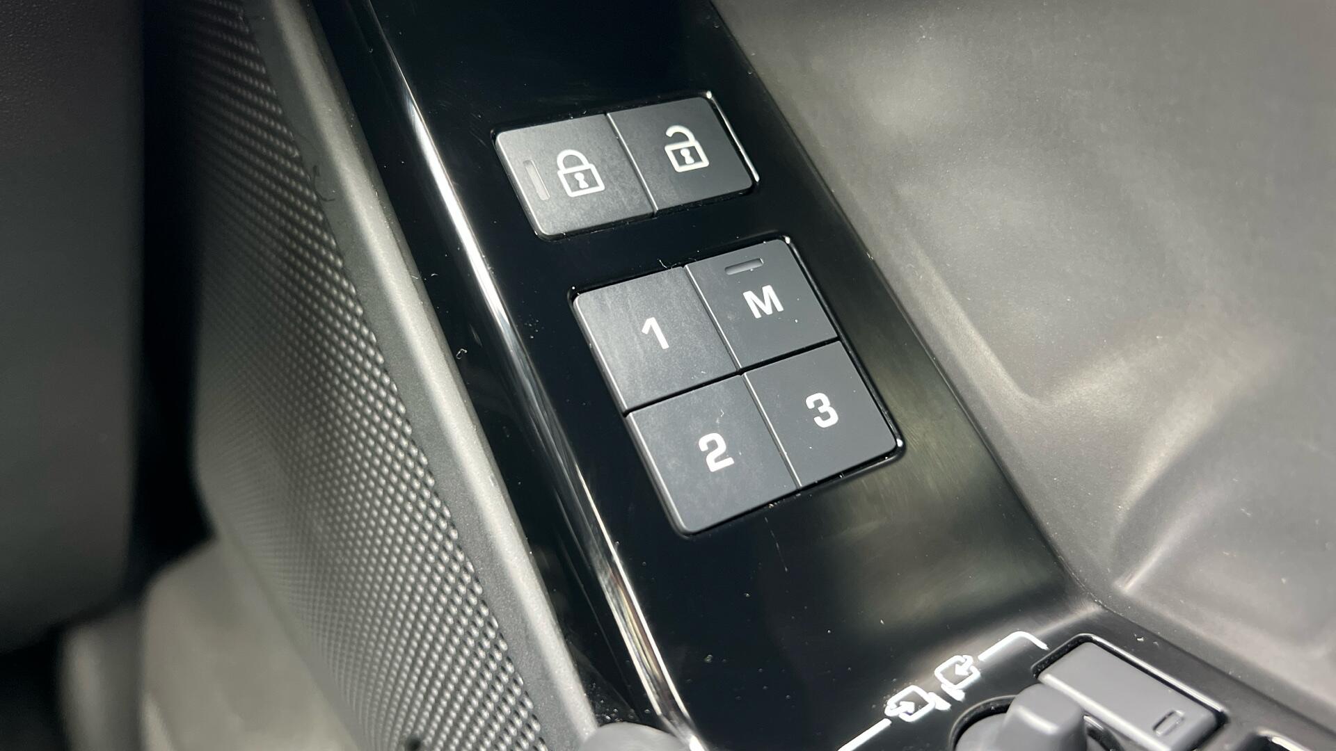 Land Rover Range Rover Velar view 27
