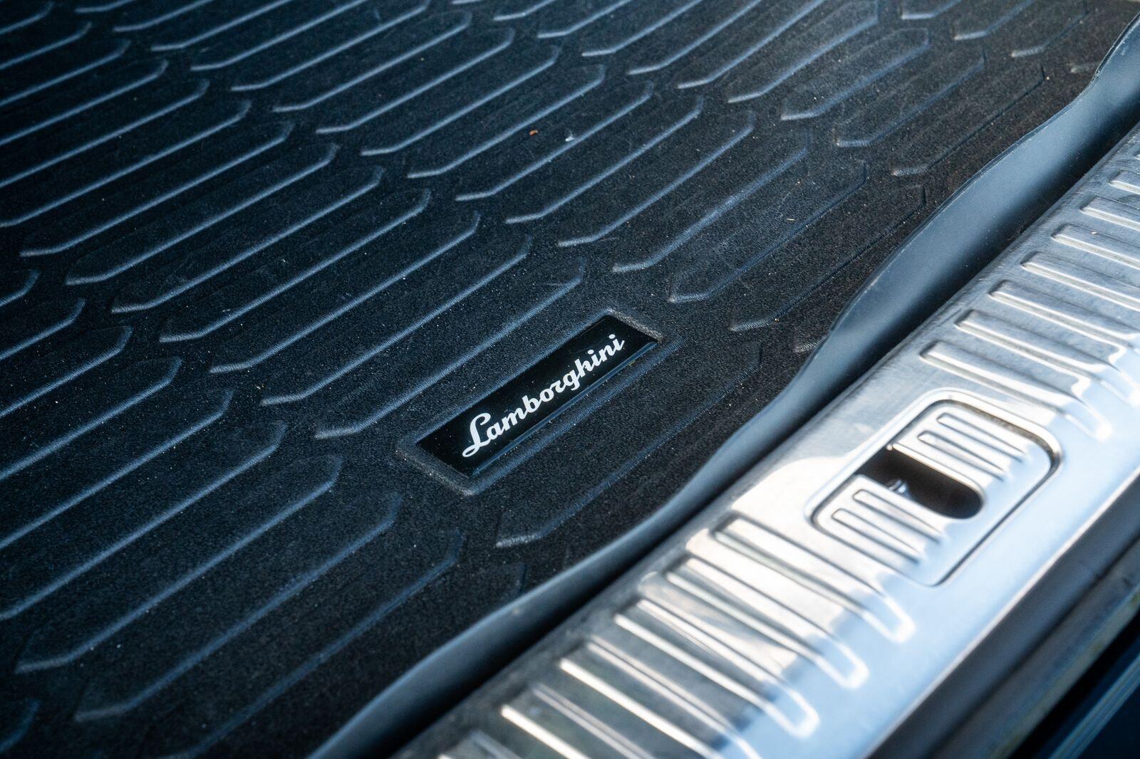 Lamborghini Urus view 35