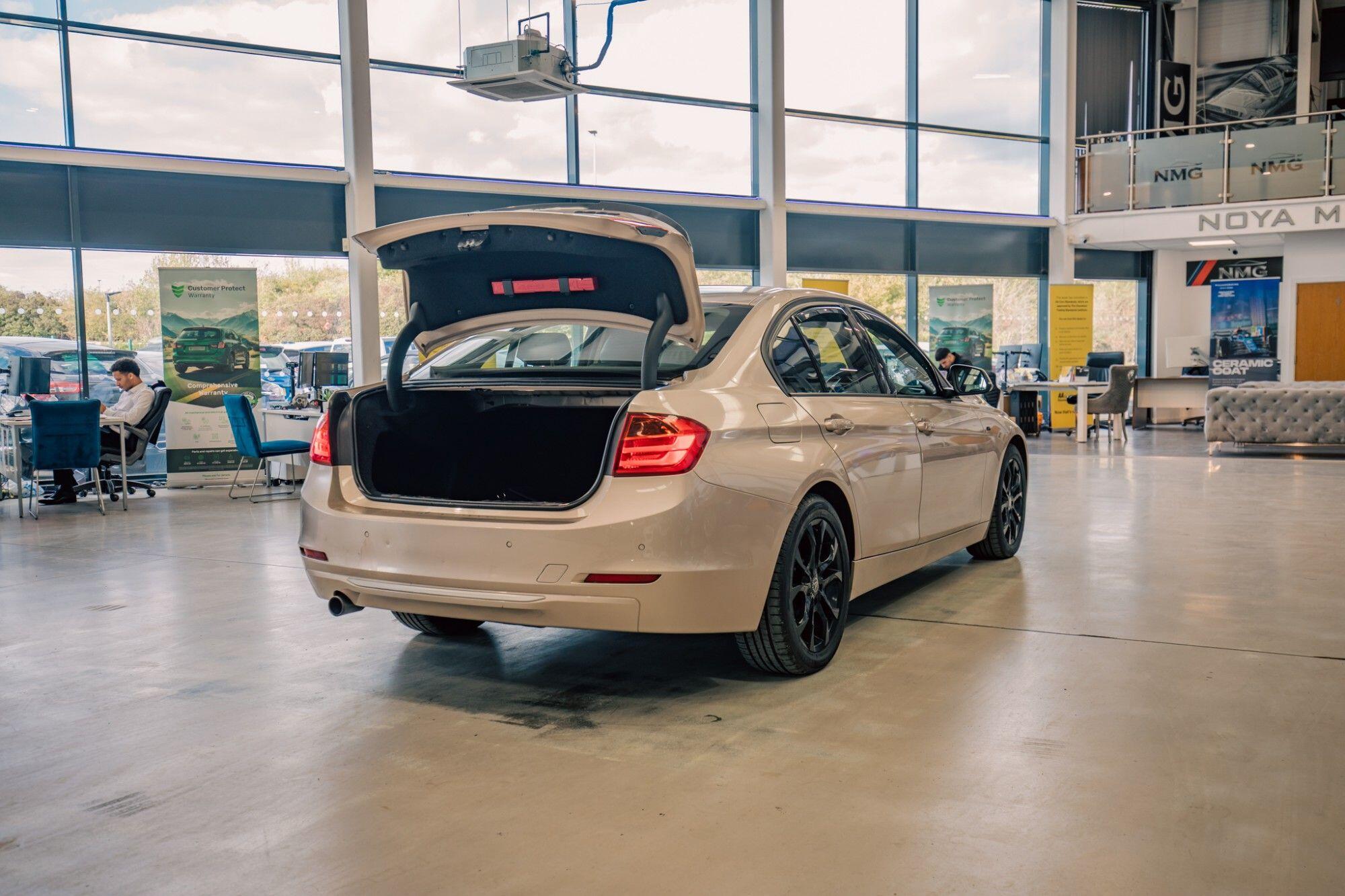 BMW 3 Series view 30