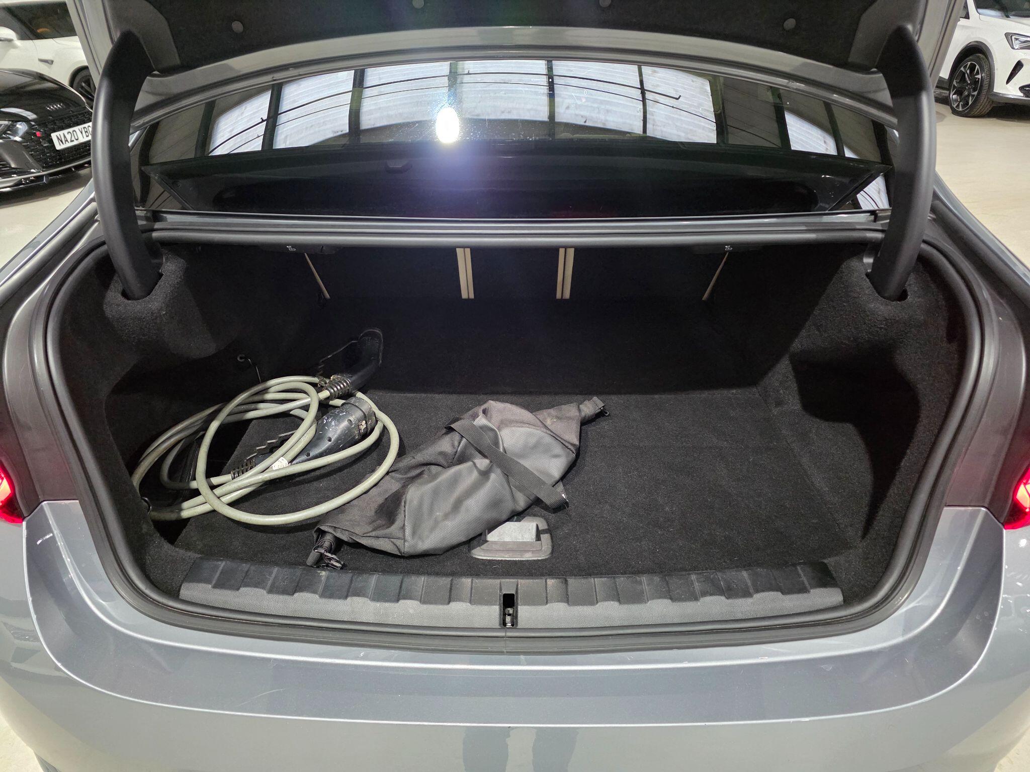 BMW 3 Series view 32