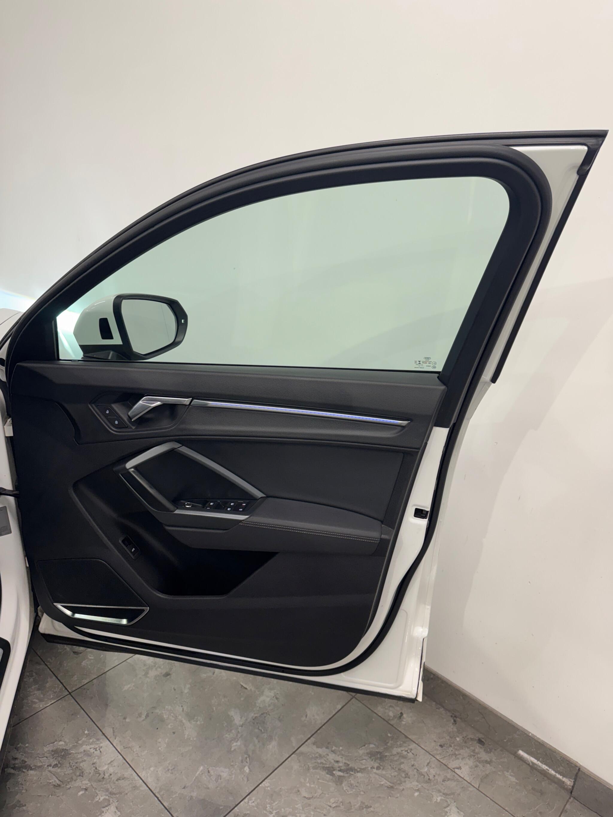 Audi Q3 view 12