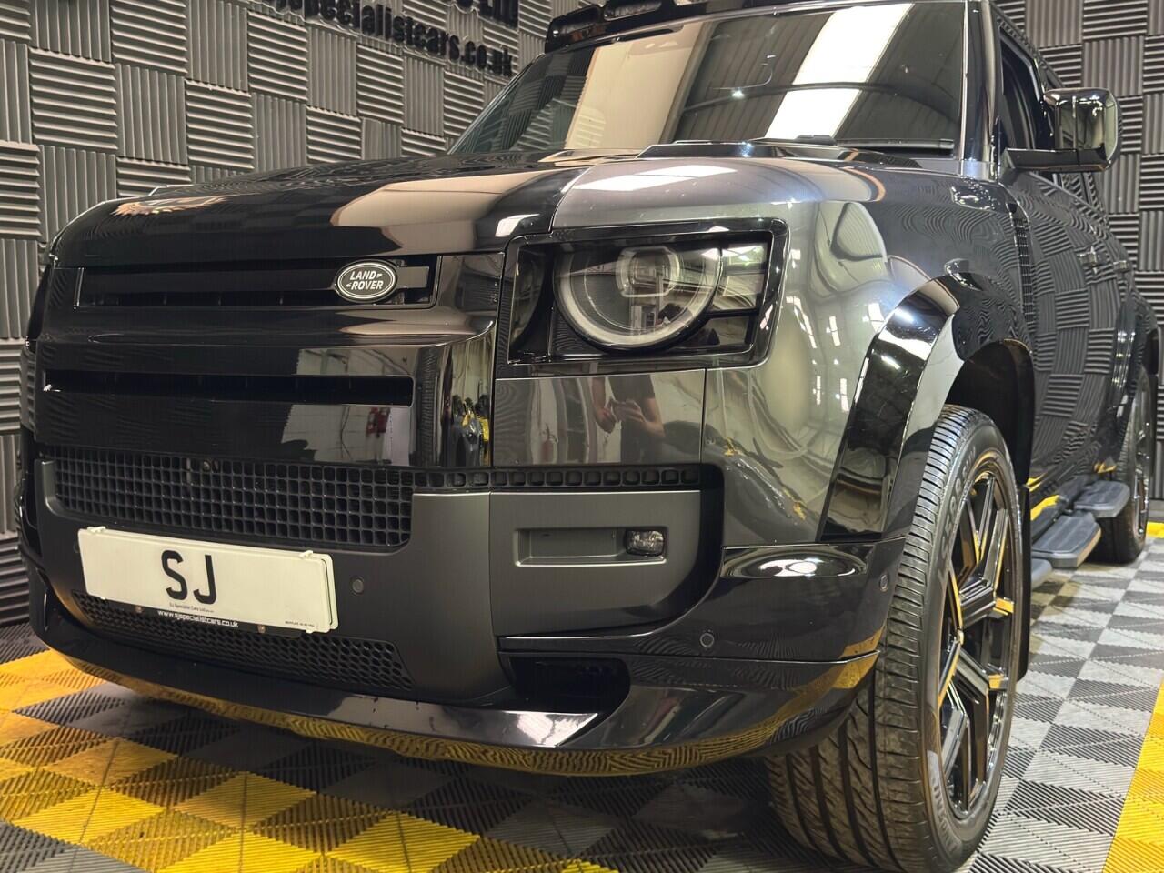 Land Rover Defender 110 view 25