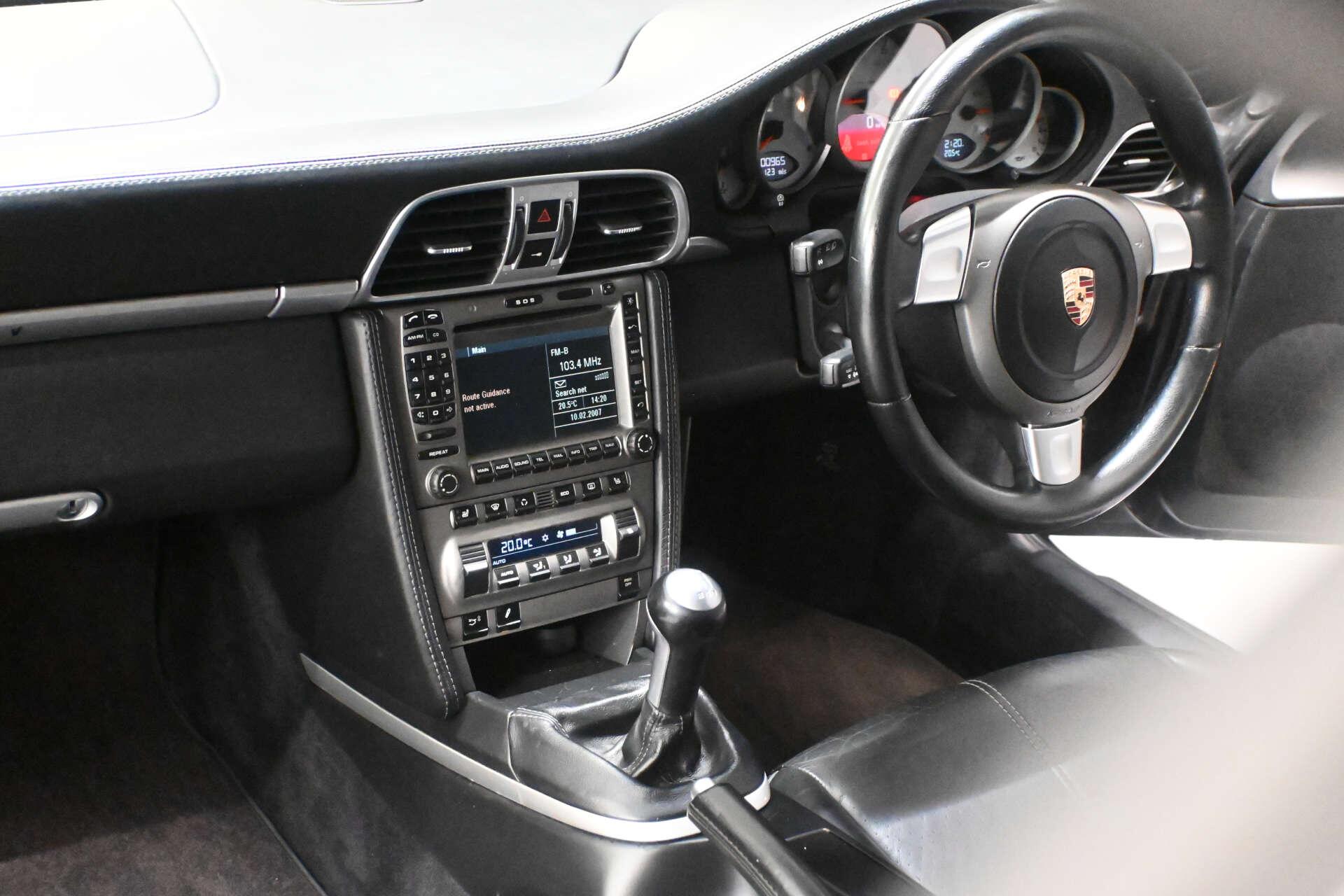 Porsche 911 view 7