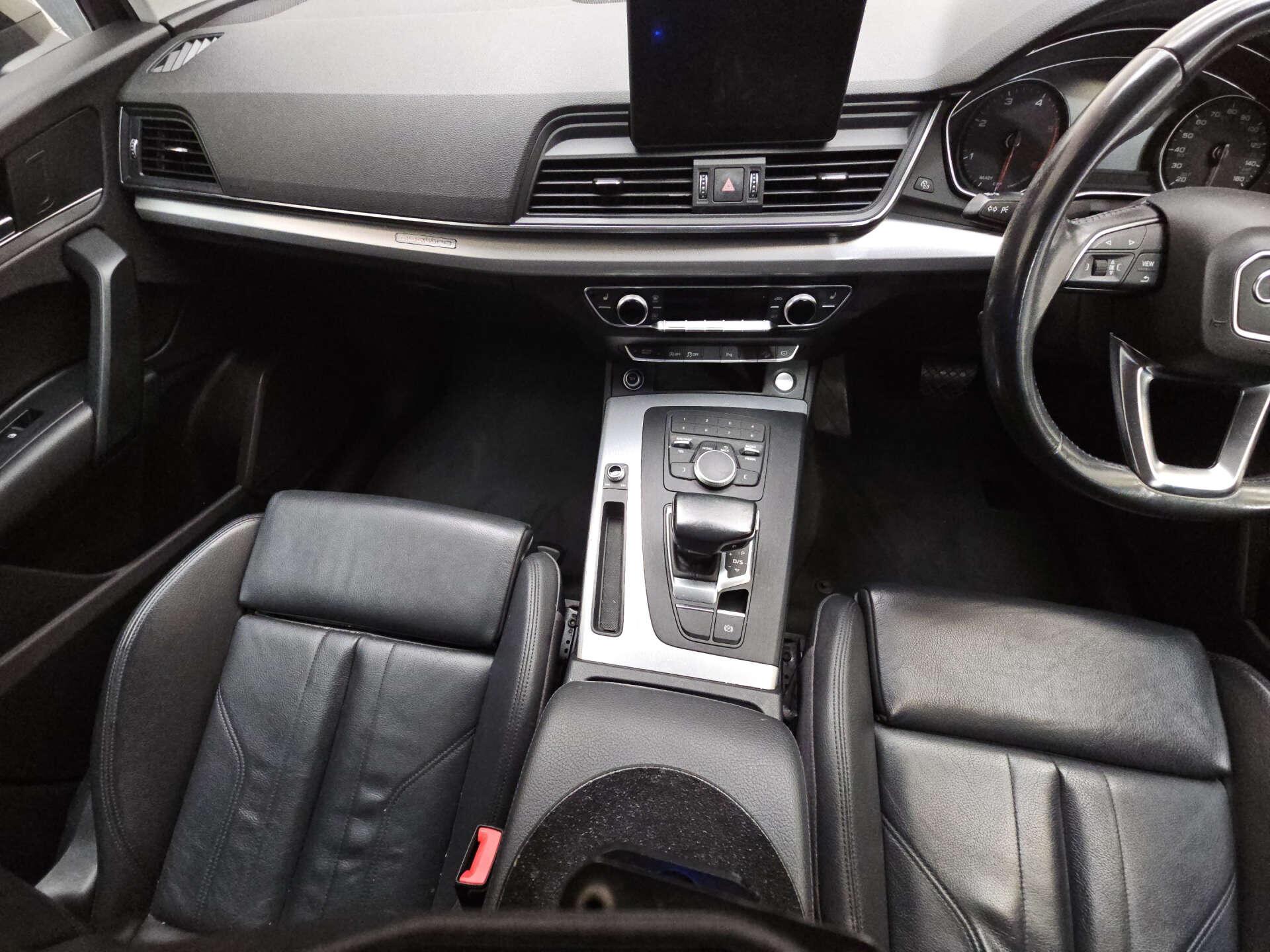 Audi Q5 view 9