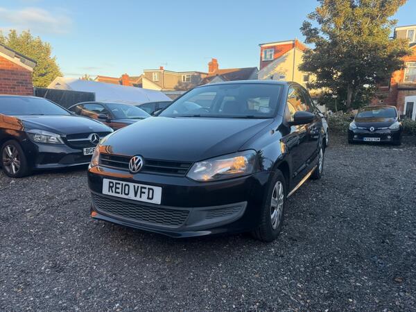 Black 2010 Volkswagen Polo Hatchback Front-wheel drive Manual