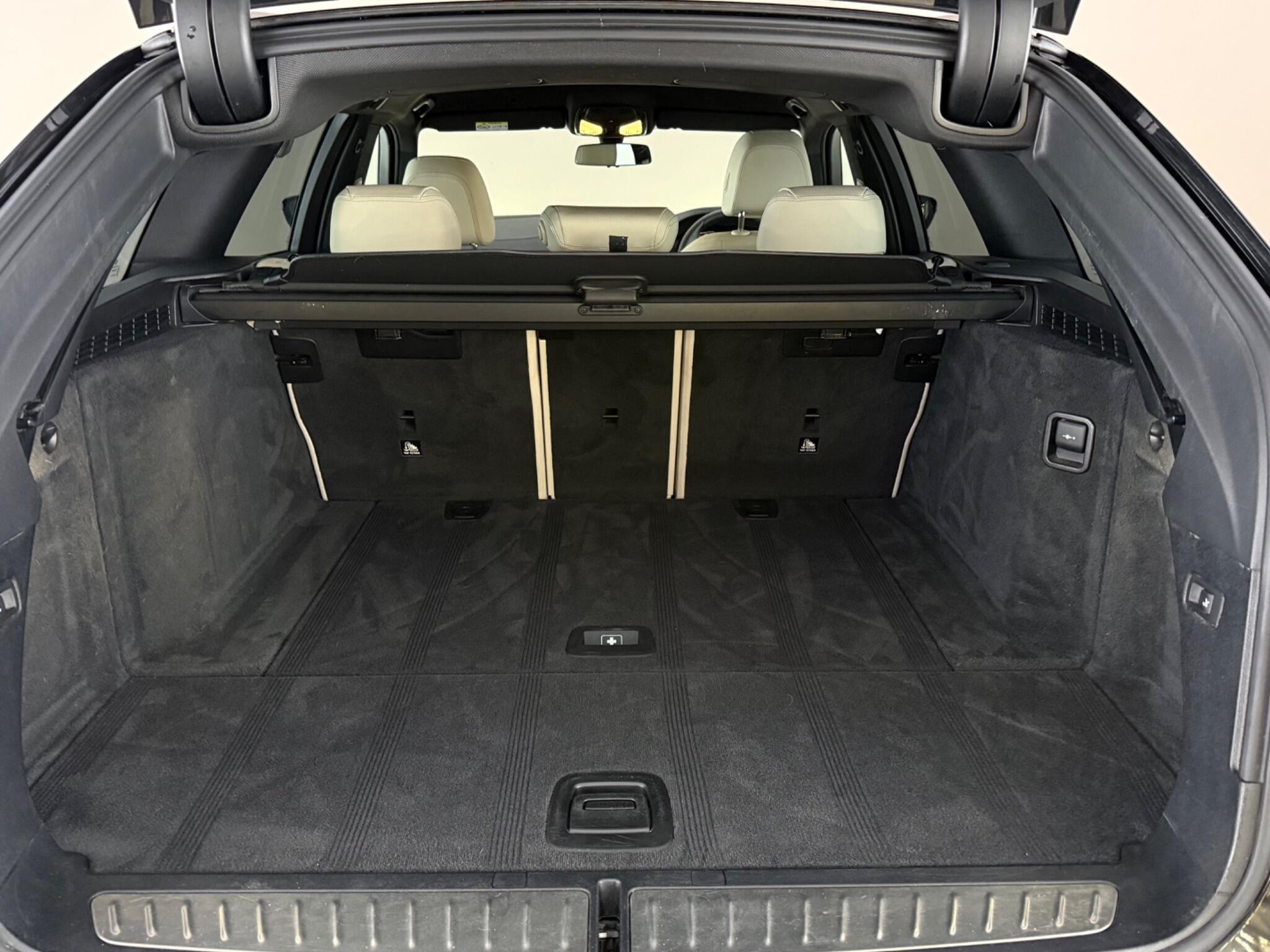 BMW 5 Series view 10