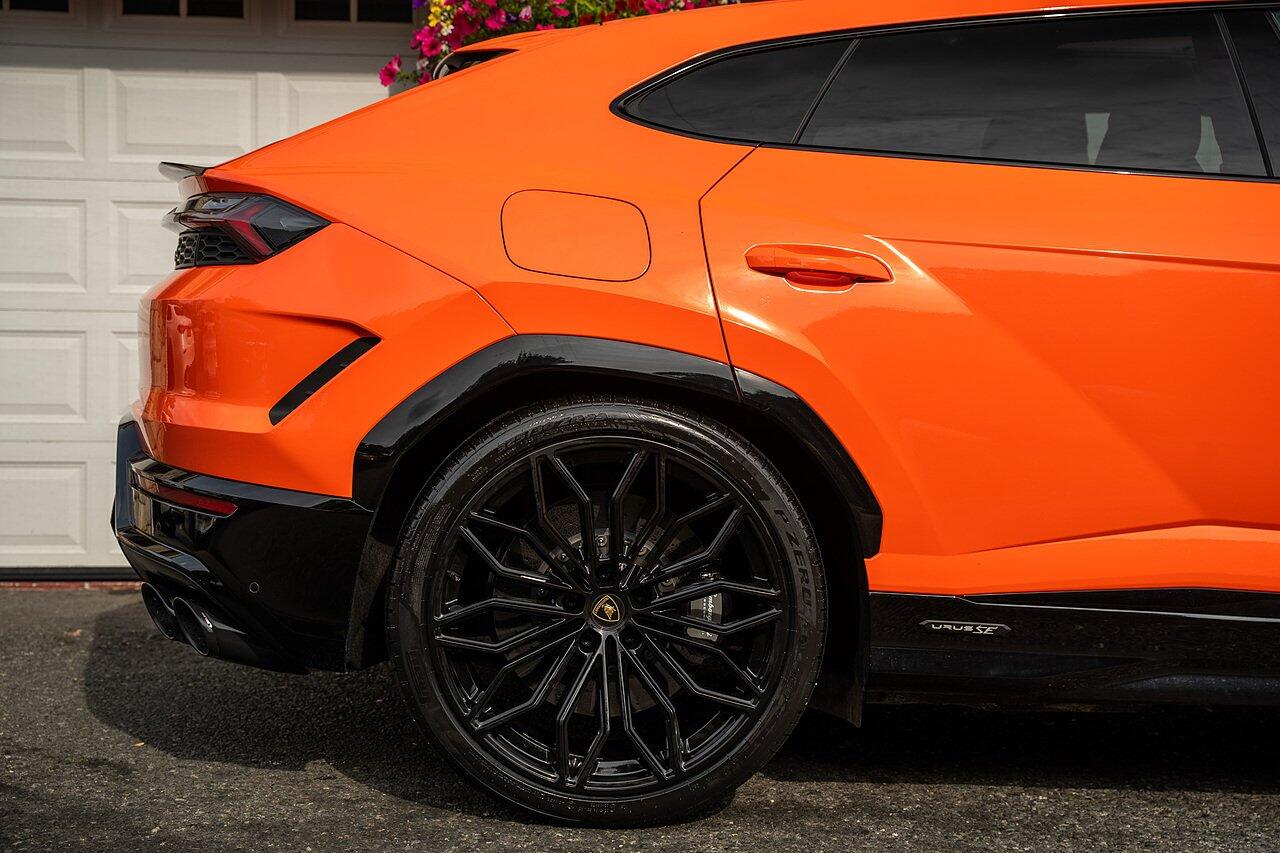 Lamborghini Urus view 5